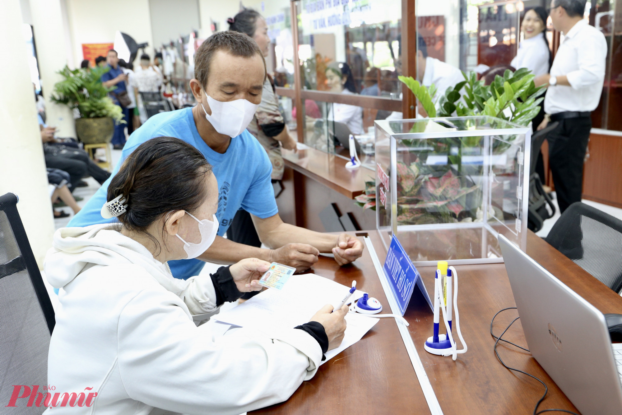Người dân đến làm thủ tục tại Trung tâm Hành chính công - Ảnh: Thanh Tâm