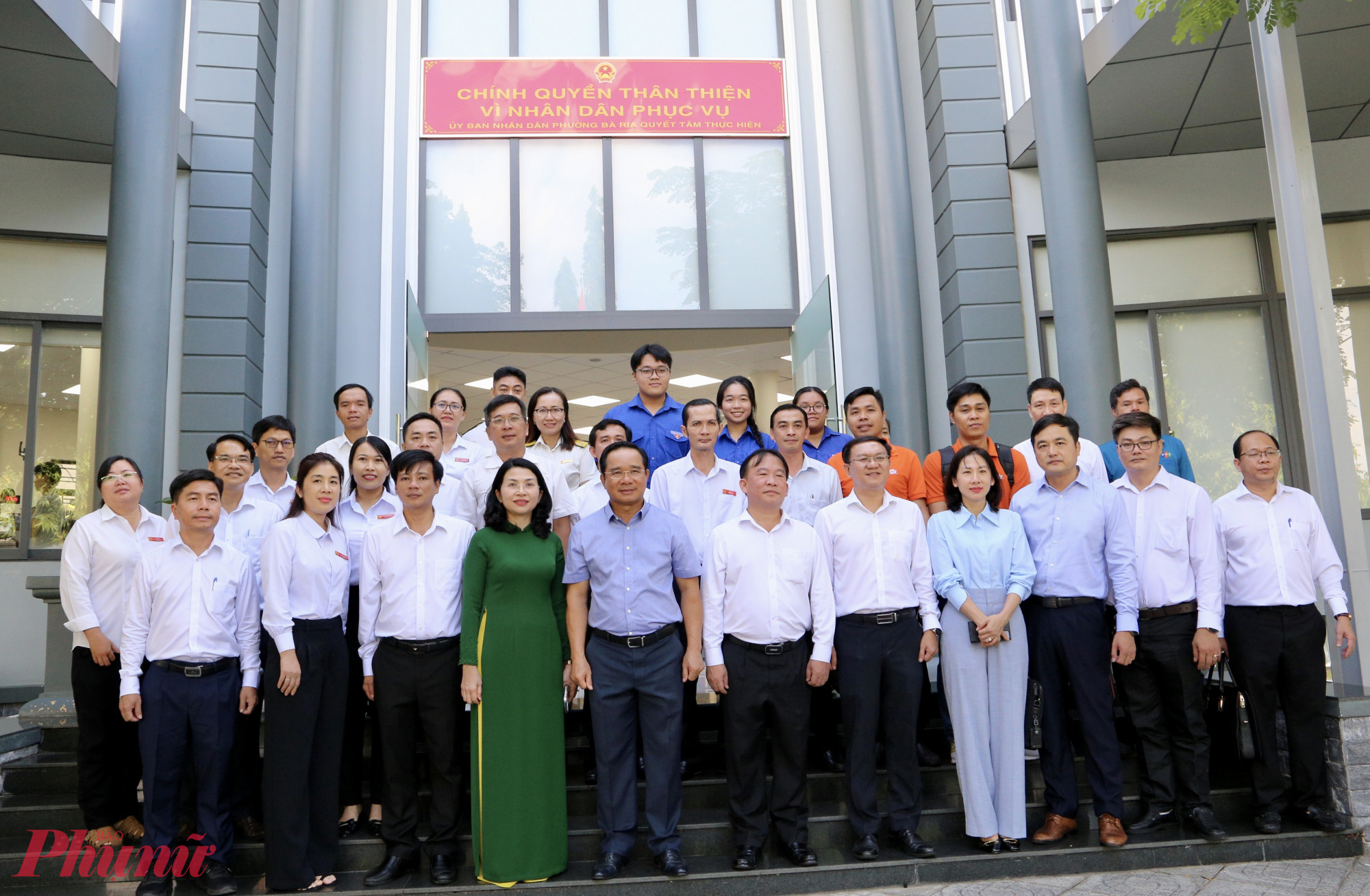 Lãnh đao TPHCM chụp hình kỷ niệm với đội ngũ cán bộ, công chức phường Bà Rịa - Ảnh: Thanh Tâm