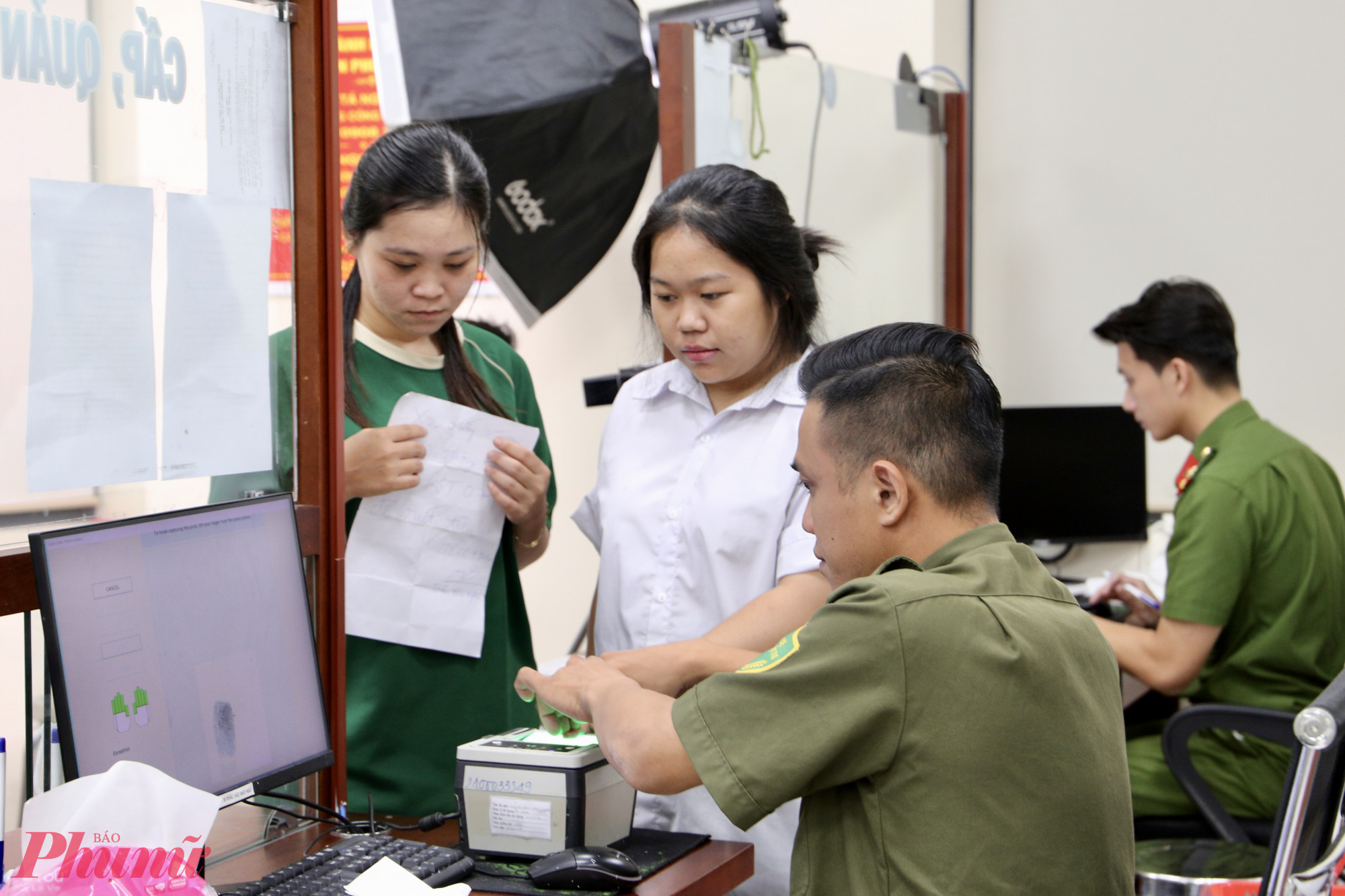 Cán bộ, công chức trực tiếp tiếp nhận và xử lý hồ sơ hành chính tại phường Bà Rịa - Ảnh: Thanh Tâm