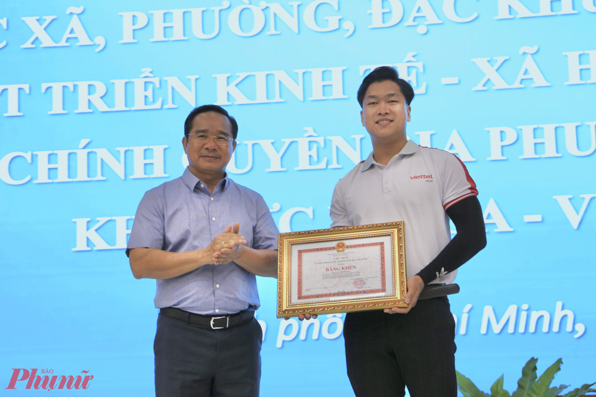 Anh Cao Thành Đạt nhận bằng khen của UBND TPHCM vì hành động dũng cảm cứu người đuối nước - Ảnh: Thanh Tâm