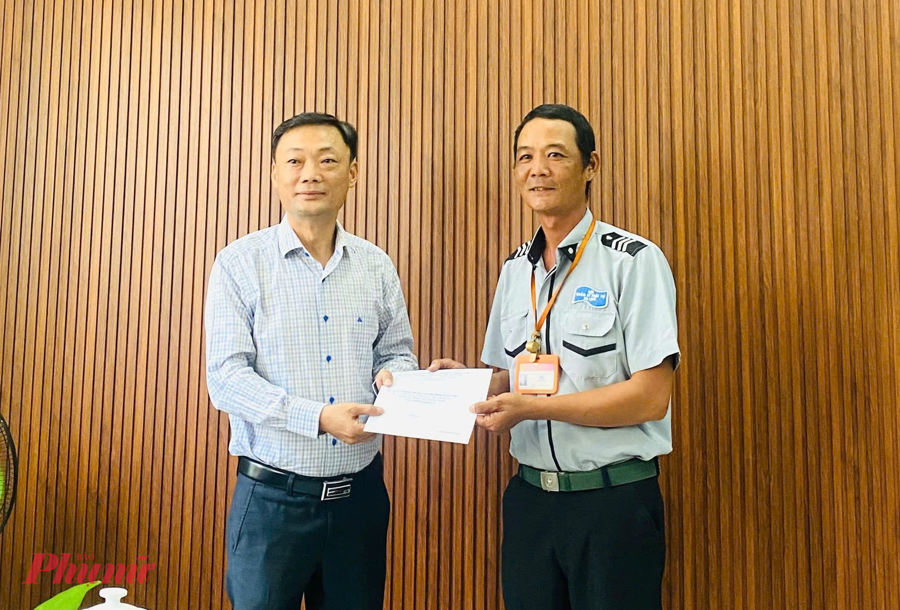 Ông Nguyễn Đức Vũ biểu dương và khen thưởng anh Phan Thanh Trinh (bìa phải)