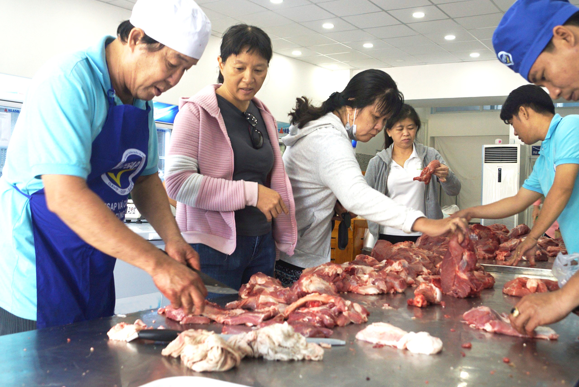 Dù giá heo hơi giảm nhưng giá thịt heo bán lẻ trên thị trường vẫn khá cao