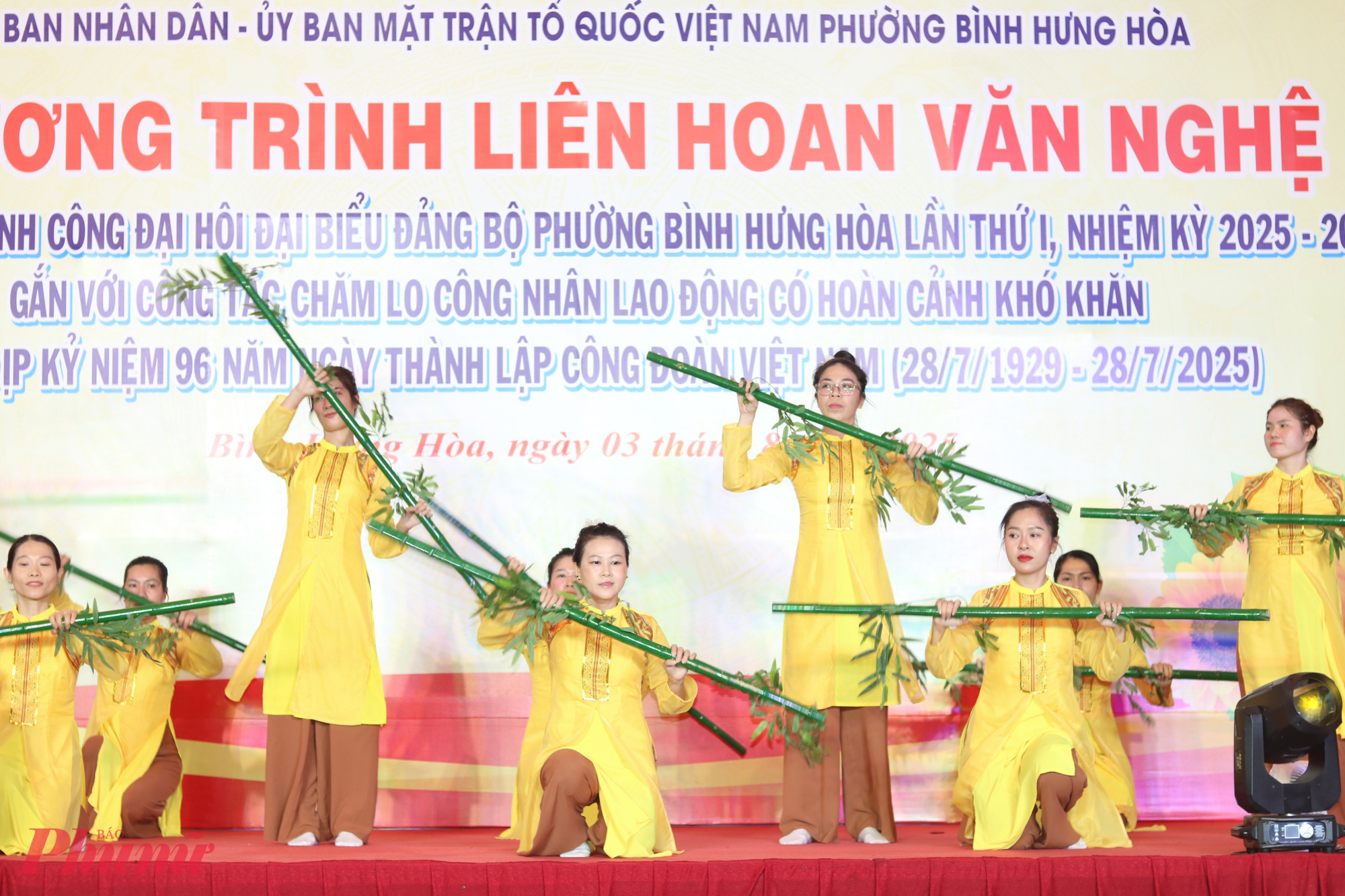 Tiết mục múa trên nền ca khúc Máu đỏ da vàng qua phần thể hiện của giáo viên Trường tiểu học Bình Thuận. 