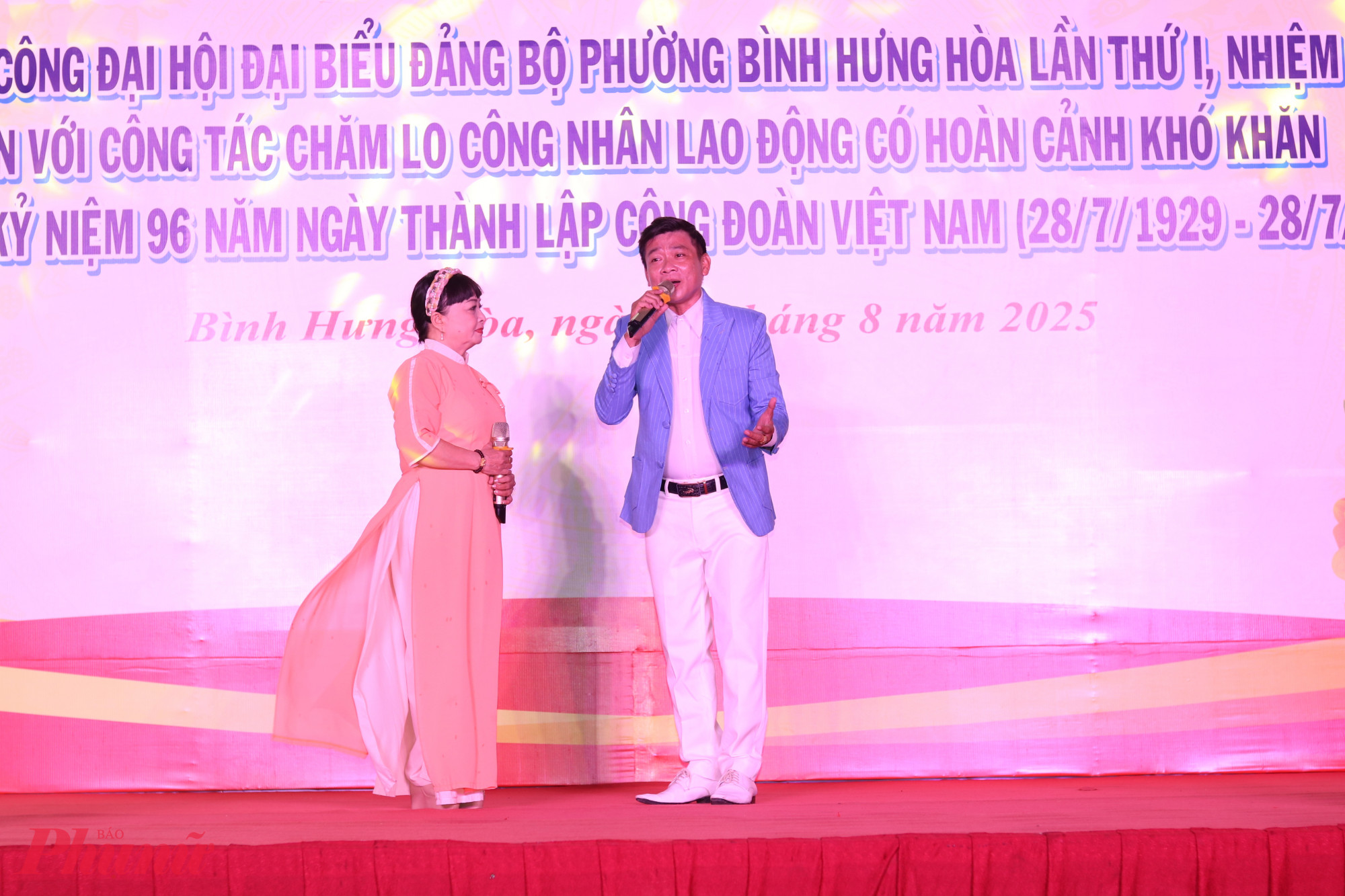 Tiết mục ca cổ Bình Hưng Hoà – khúc ca ngày mới qua phần thể hiện của thành viên câu lạc bộ Đờn ca tài tử phường Bình Hưng Hòa khiến khả giả liên tục vỗ tay khen ngợi. 