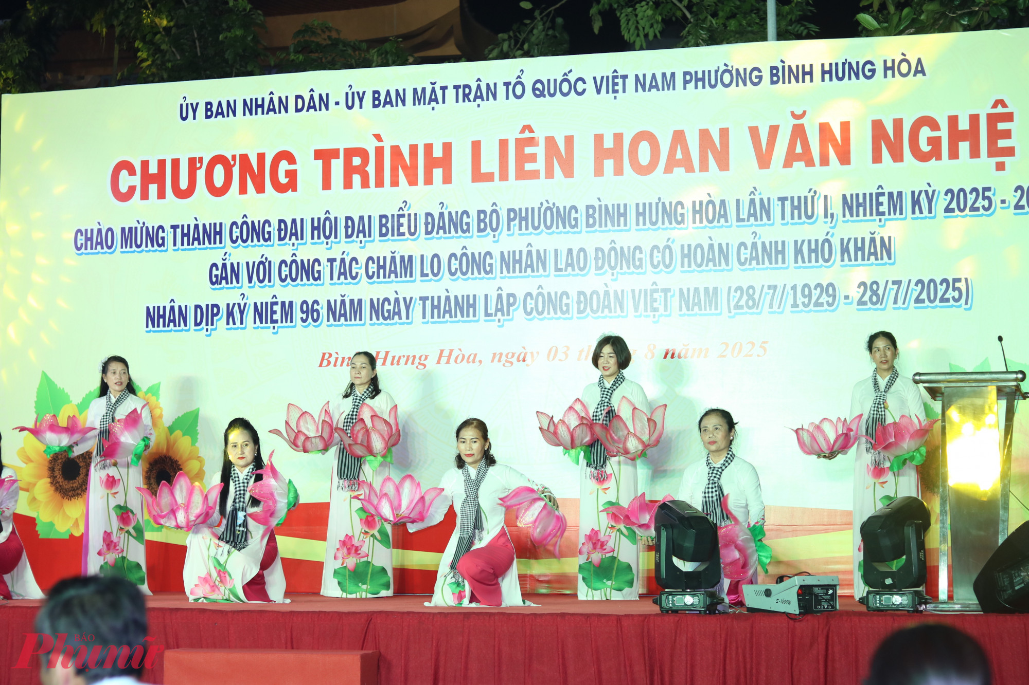 Tiết mục múa Miền Nam nhớ mãi ơn Người qua phần thể hiện của cán bộ, hội viên phụ nữ phường Bình Hưng Hoà. 