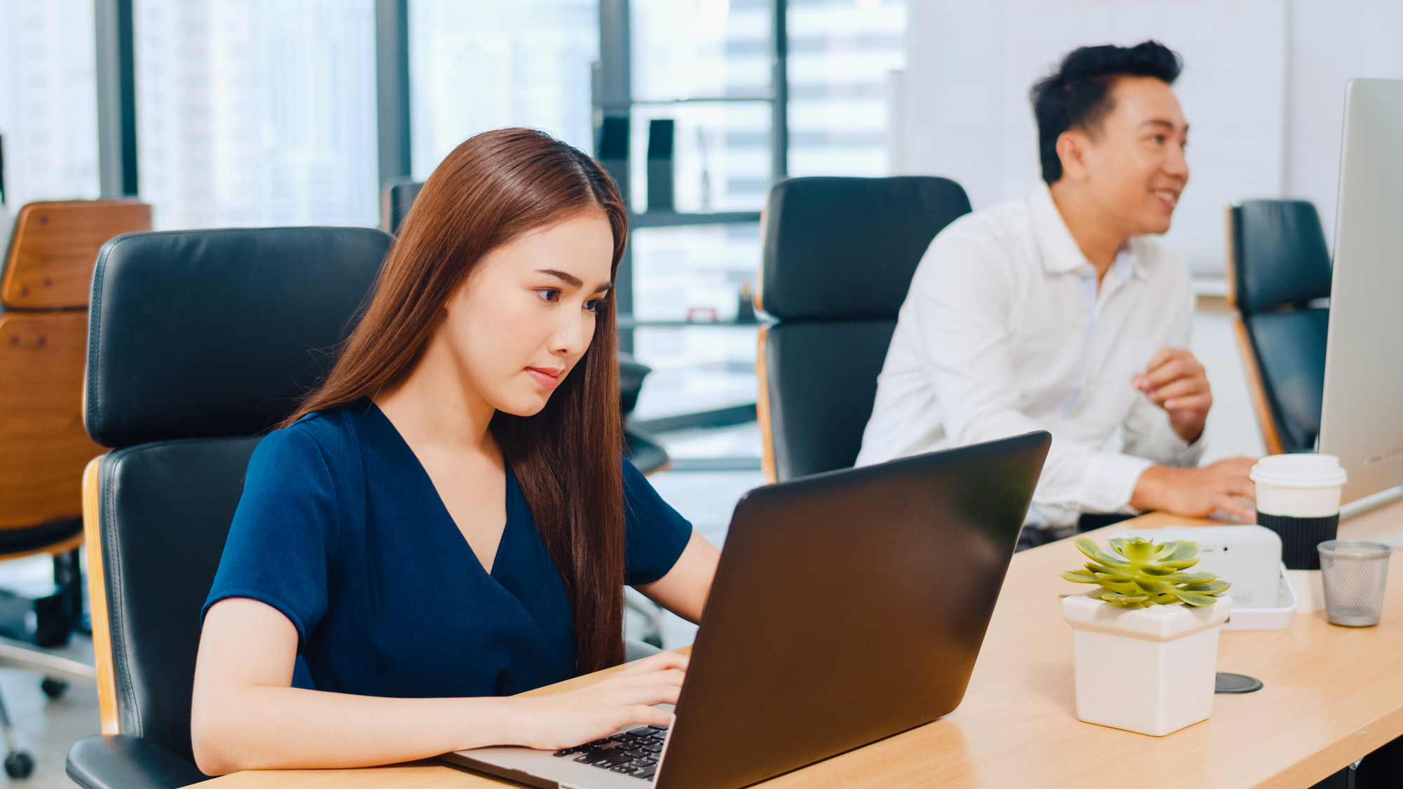 Không ai ngờ cô ấy chính là tiểu tam của sếp - Ảnh minh họa: Freepik