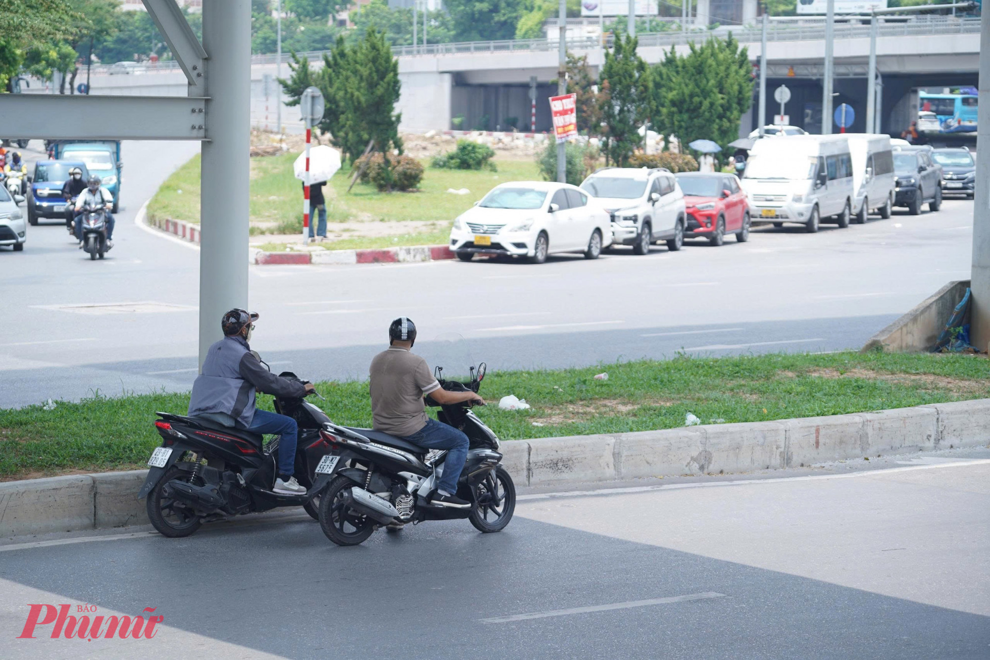 Xe máy tìm bóng râm để tránh nắng.