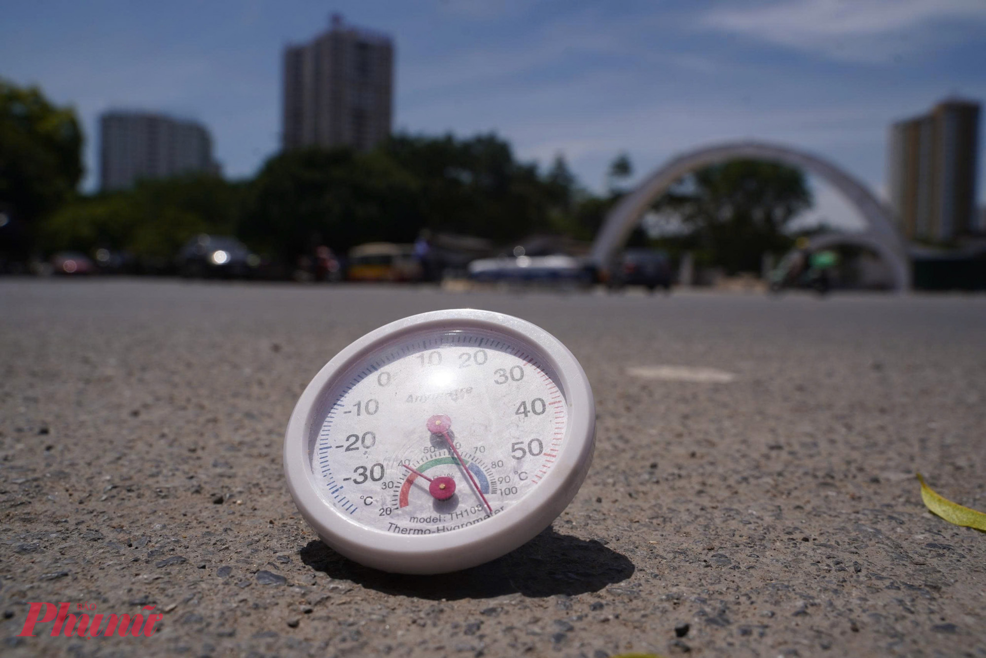 Hà Nội đang trong đợt nắng nóng đỉnh điểm với nền nhiệt gần chạm ngưỡng 40 độ C. Nhiệt độ mặt đường đo được có thể kịch kim nhiệt kế.