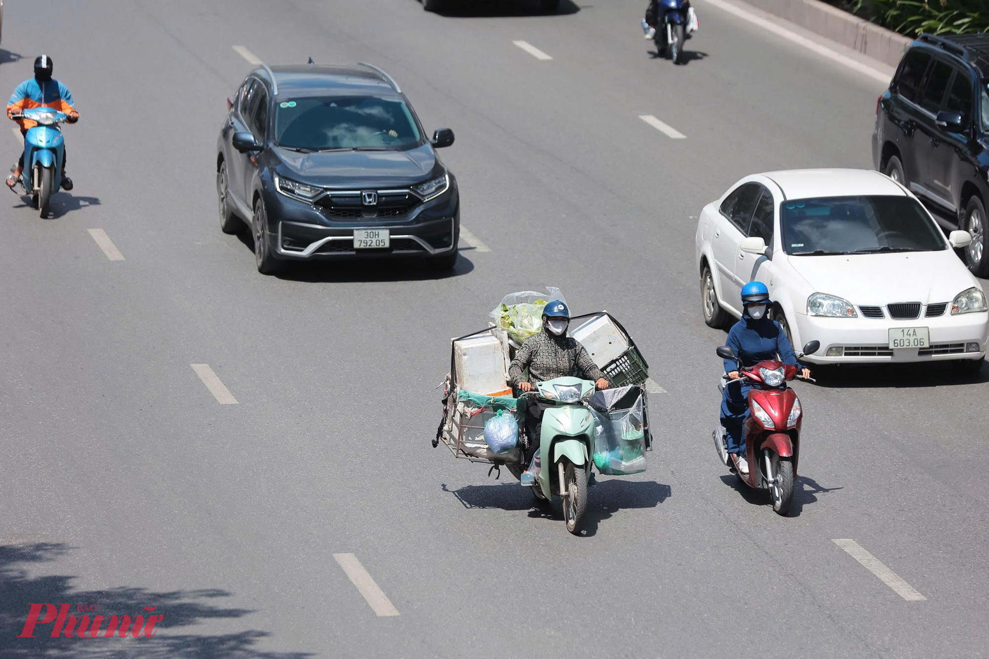 Các chuyên gia khuyến cáo mọi người nên thường xuyên theo dõi dự báo thời tiết để chủ động phòng tránh. Người cao tuổi, đặc biệt là người mắc bệnh tim mạch hoặc từng bị đột quỵ, không nên ra ngoài hoặc làm việc vào những ngày nắng nóng, nhất là từ 10h đến 16h. Khi phải ra ngoài, cần đội mũ, uống đủ nước.