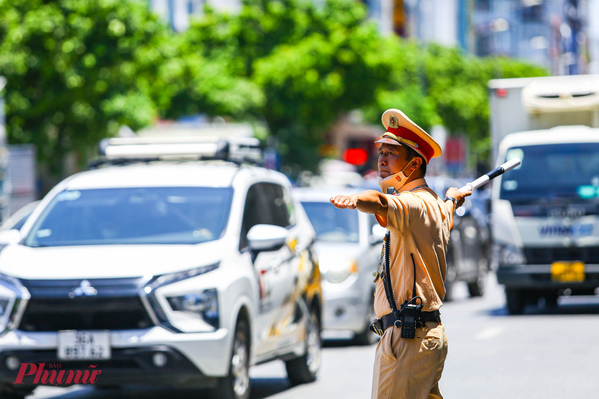 lực lượng chức năng duy trì đảm bảo trật tự an toàn giao thông dưới nền nhiệt đo được trên mặt đường lên tới 70 độ C