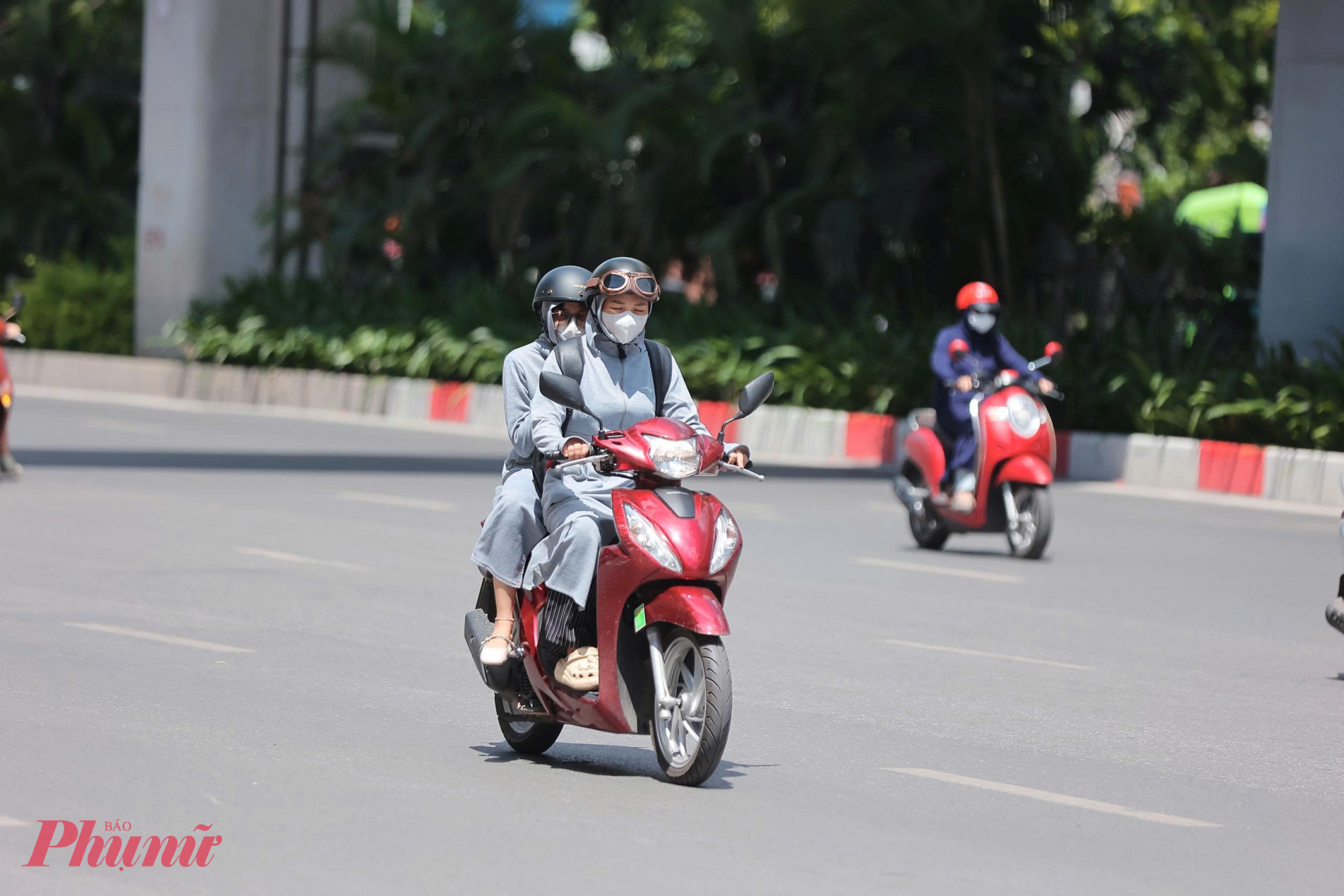 Người dân khi ra đường phải bịt kín mít để chống nắng.