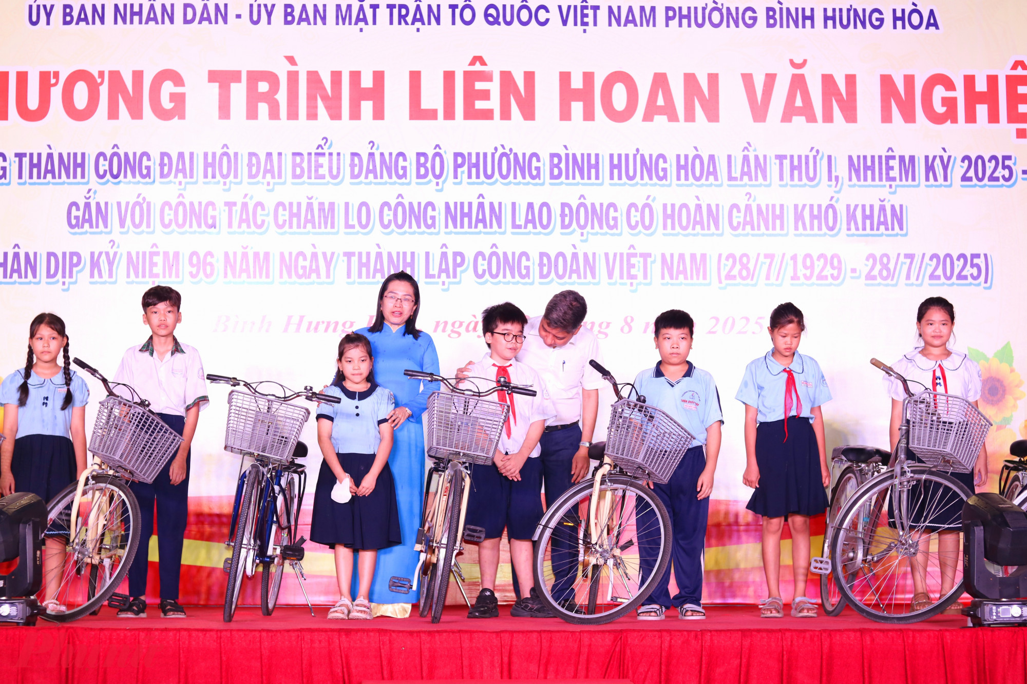Ban tổ chức trao xe đạp cho các em học sinh.