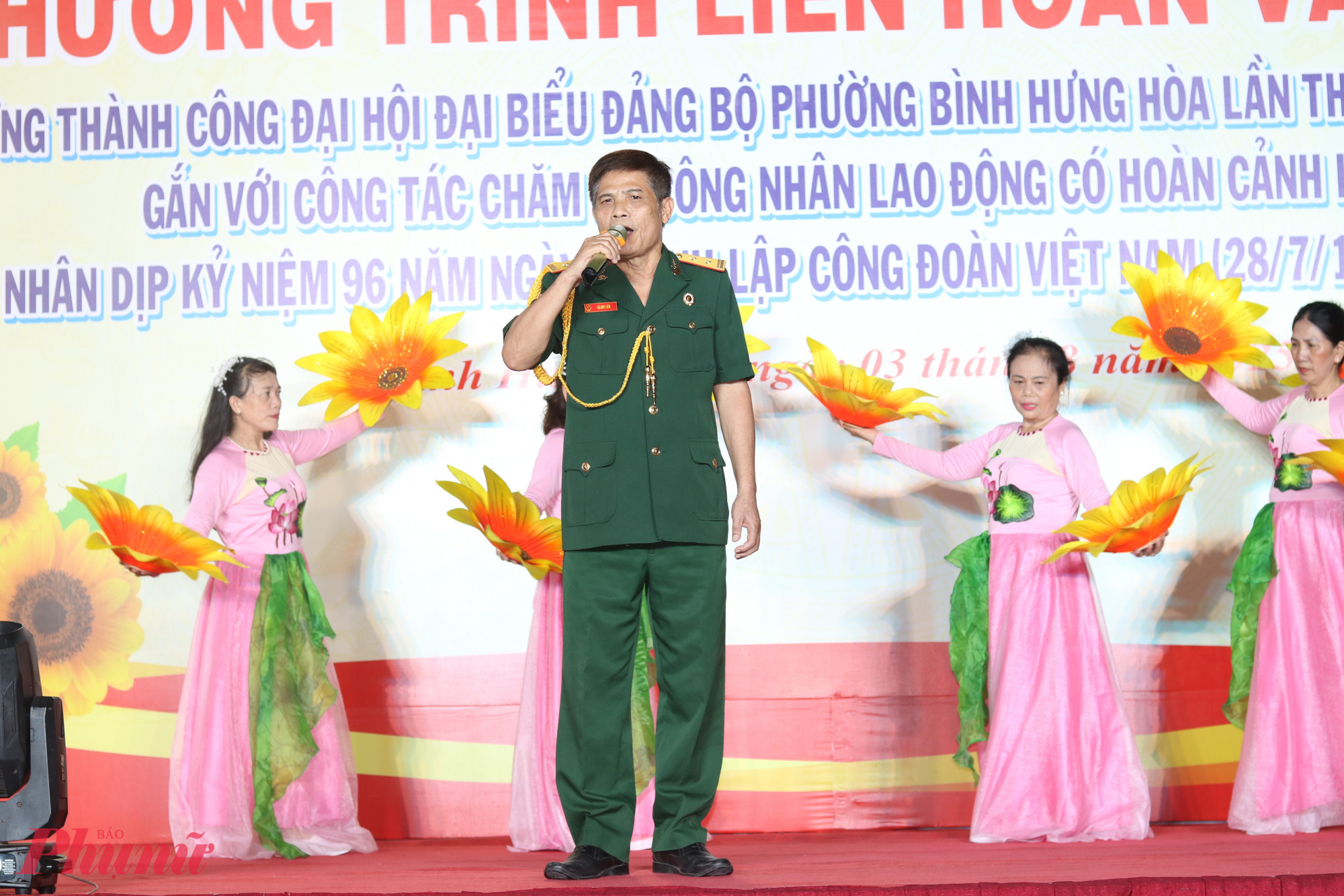 Các chú cựu chiến binh phường thể hiện ca khúc Người về thăm quê.