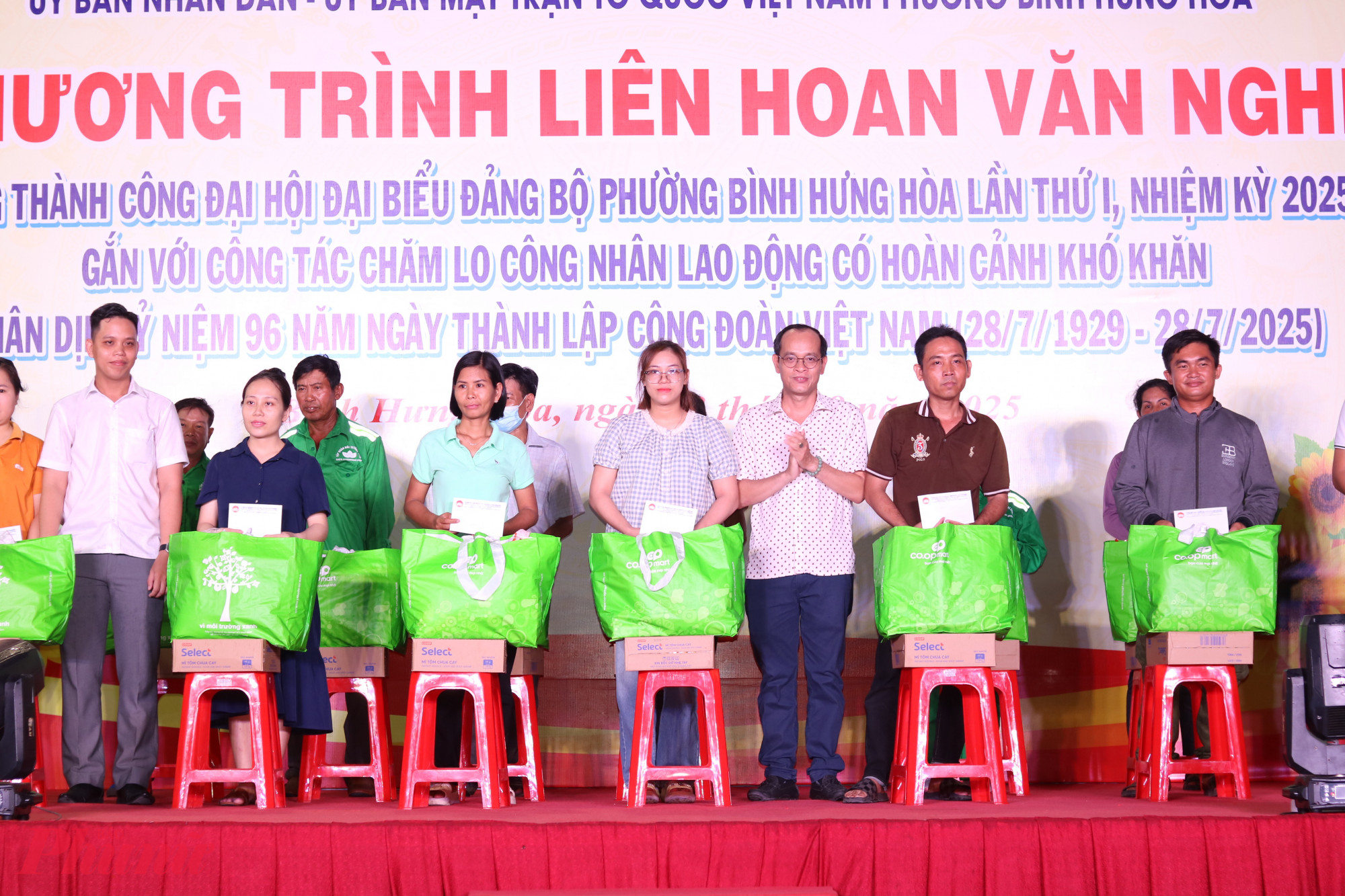 Những phần quà nghĩa tình đến với anh chị em công nhân lao động có hoàn cảnh khó khăn. 
