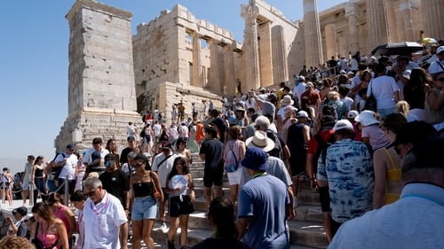 Plaka nằm dưới chân đồi Acropolis cổ kính, nơi có ngôi đền Parthenon có niên đại hàng nghìn năm, đã đón gần 4,5 triệu du khách vào năm 2024. - Ảnh: 