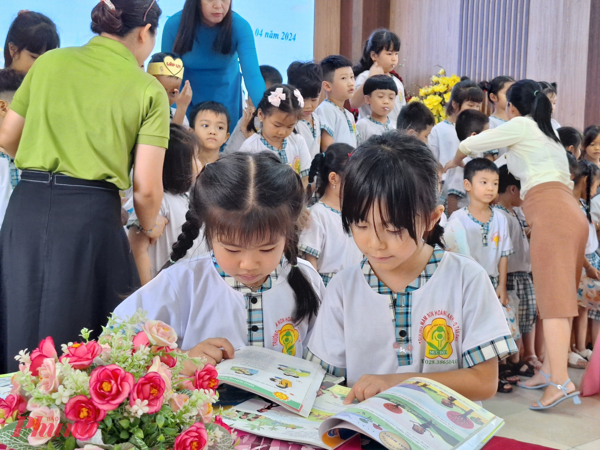 Học sinh lớp Một Trường tiểu học Hiệp Tân (quận Tân Phú) trong ngày nhập học đầu tiên - Ảnh: Trang Thư