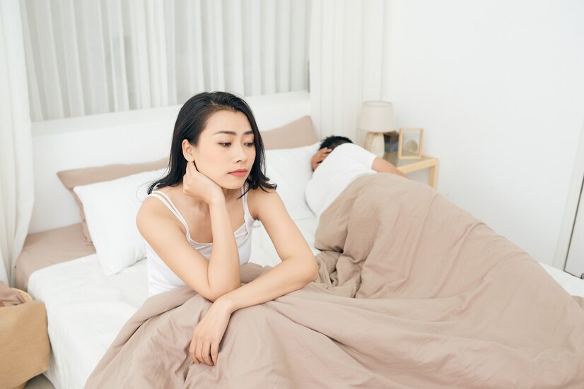 Chị mất ngủ triền miên vì thói quen mới của chồng. (hình minh hoạ)