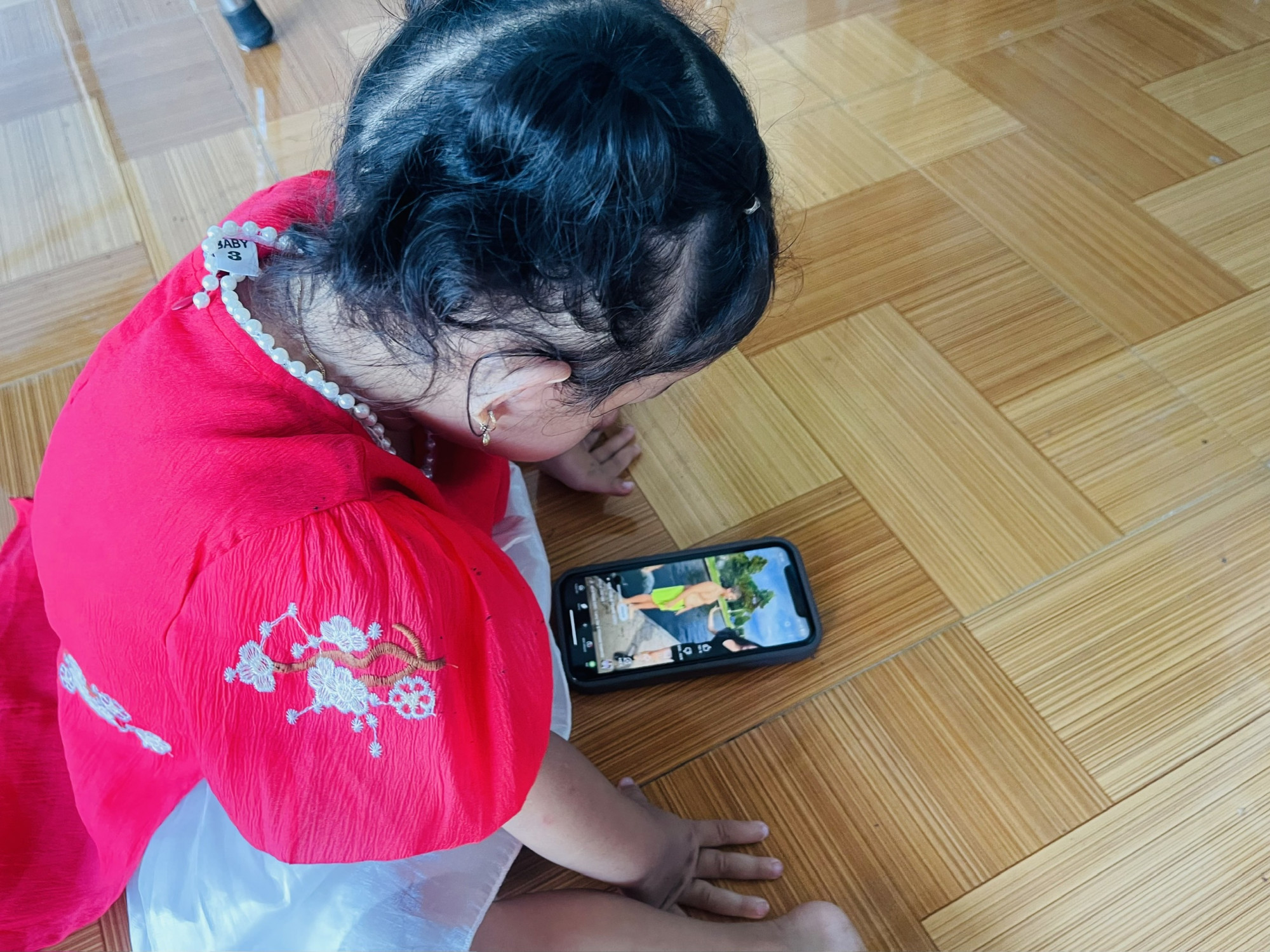 Đứa trẻ ngoài hai tuổi say mê lướt Tiktok khi không có sự giám sát của người lớn - Ảnh: Cát Quân