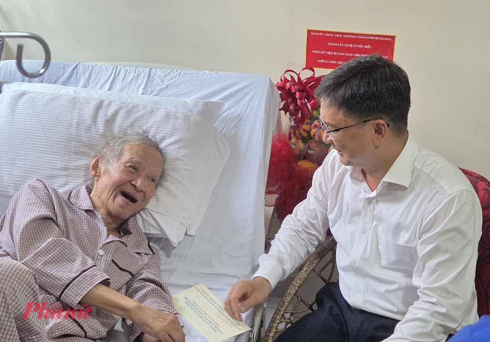 Dù tuổi cao, sức yếu, nhạc sĩ Trần Long Ẩn vẫn minh mẫn và giữ được sự dí dỏm thường thấy.