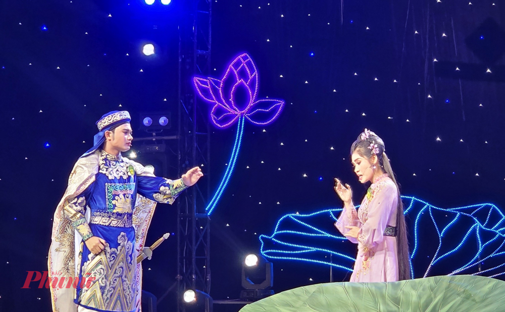 Lý Trung Cương và Huỳnh Thị Lý trong trích đoạn Bước chinh nhân (nhạc: Cao Văn Lầu, tác giả: NS ƯT Hữu Lộc)