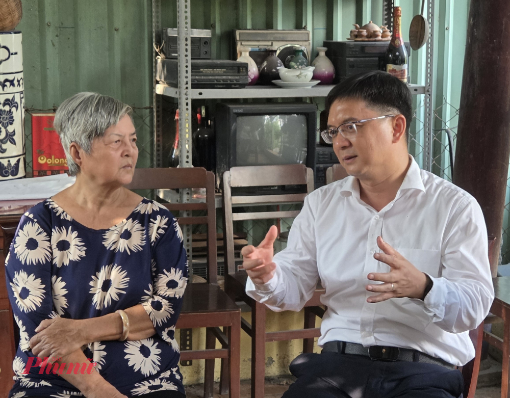 Ông Nguyễn Mạnh Cường trao đổi với NS ƯT Phi Yến