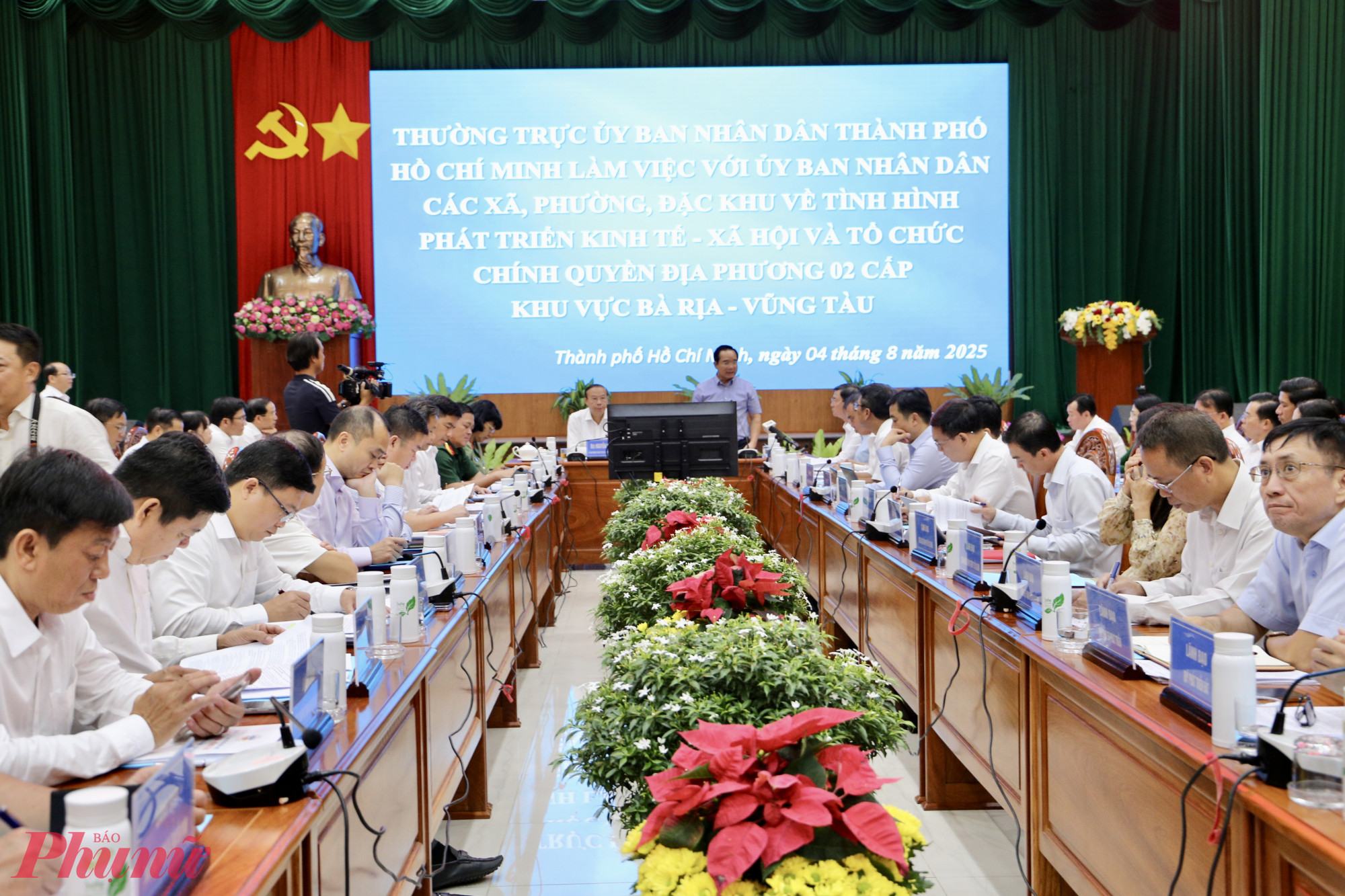 Xây dựng TPHCM theo mô hình “1 không gian, 3 vùng” 1.Quang cảnh buổi làm việc giữa Thường trực UBND TPHCM với các phường, xã, đặc khu khu vực Bà Rịa - Vũng Tàu - Ảnh: Thanh Tâm
