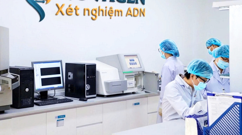 Vui buồn xét nghiệm ADN tìm huyết thống Các kỹ thuật viên làm việc trong phòng xét nghiệm ADN - Nguồn ảnh: Trung tâm Xét nghiệm ADN Novagen