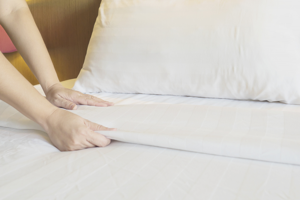 Chi nhiều tiền hơn cho drap, gối, để phòng ngủ sang trọng hơn - Ảnh: Freepik