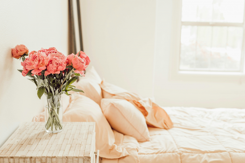 Trang trí bàn đầu giường thay vì để bừa bộn cũng là cách giúp phòng ngủ trông sang trọng hơn - Ảnh: Unsplash
