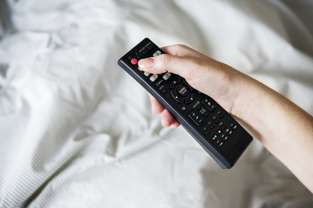 Remote TV có thể là ổ vi khuẩn trong phòng khách sạn - Ảnh: Freepik