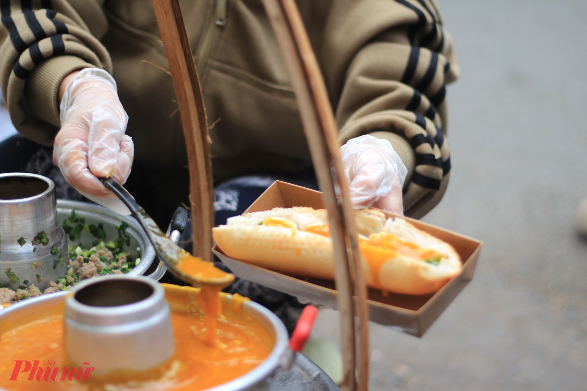 Đến nước sốt gạch cua... và bánh mì...