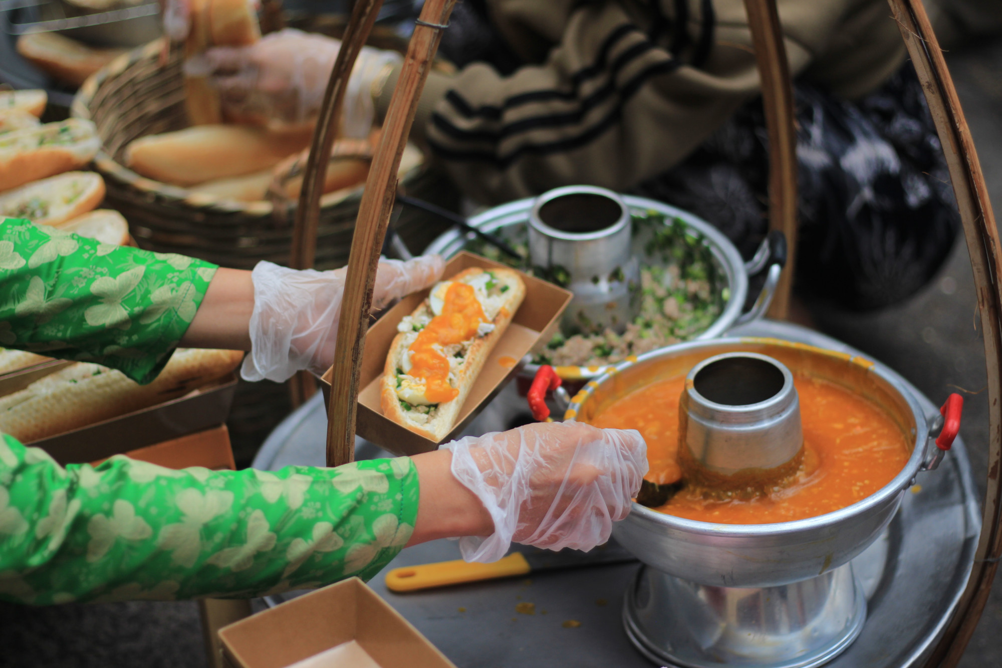 Thành phần của món bánh mì không lạ, song có lẽ nhờ nước sốt gạch cua, với hương thơm đặc trưng, vị béo của gạch, mằn mặn của gia vị, vị chua nhẹ... khiến món ăn có sự hài hòa nhất định.
