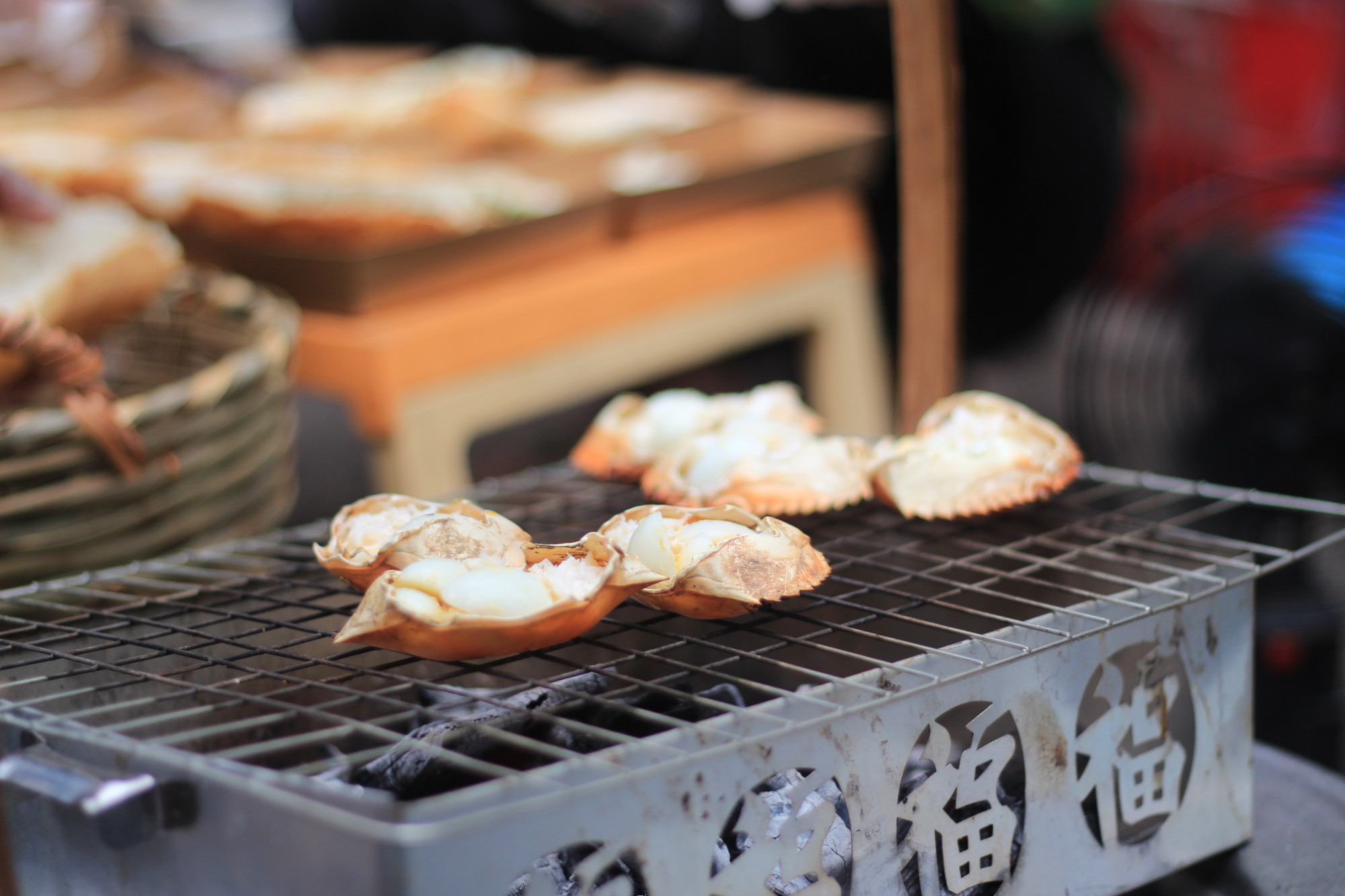 Điều thú vị là chỉ một gánh hàng nho nhỏ, nhưng các bước chế biến món tại đây khá chỉn chu.