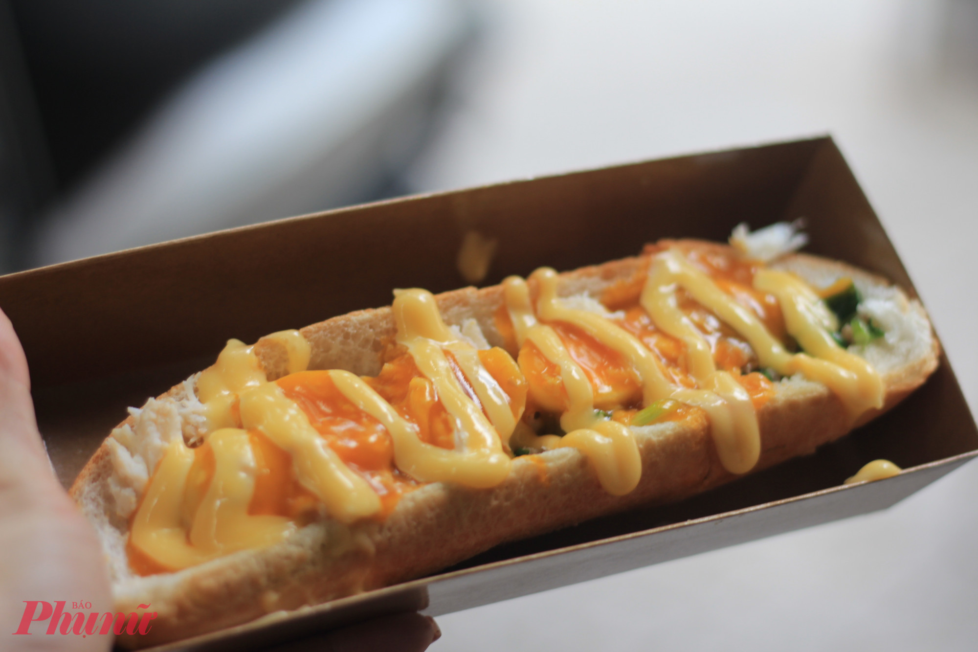 Mỗi phần bánh mì sốt gạch cua gồm: nửa ổ bánh mì, nửa con cua, hai trứng cút, thịt bằm, sốt gạch cua, sốt mayonaise...