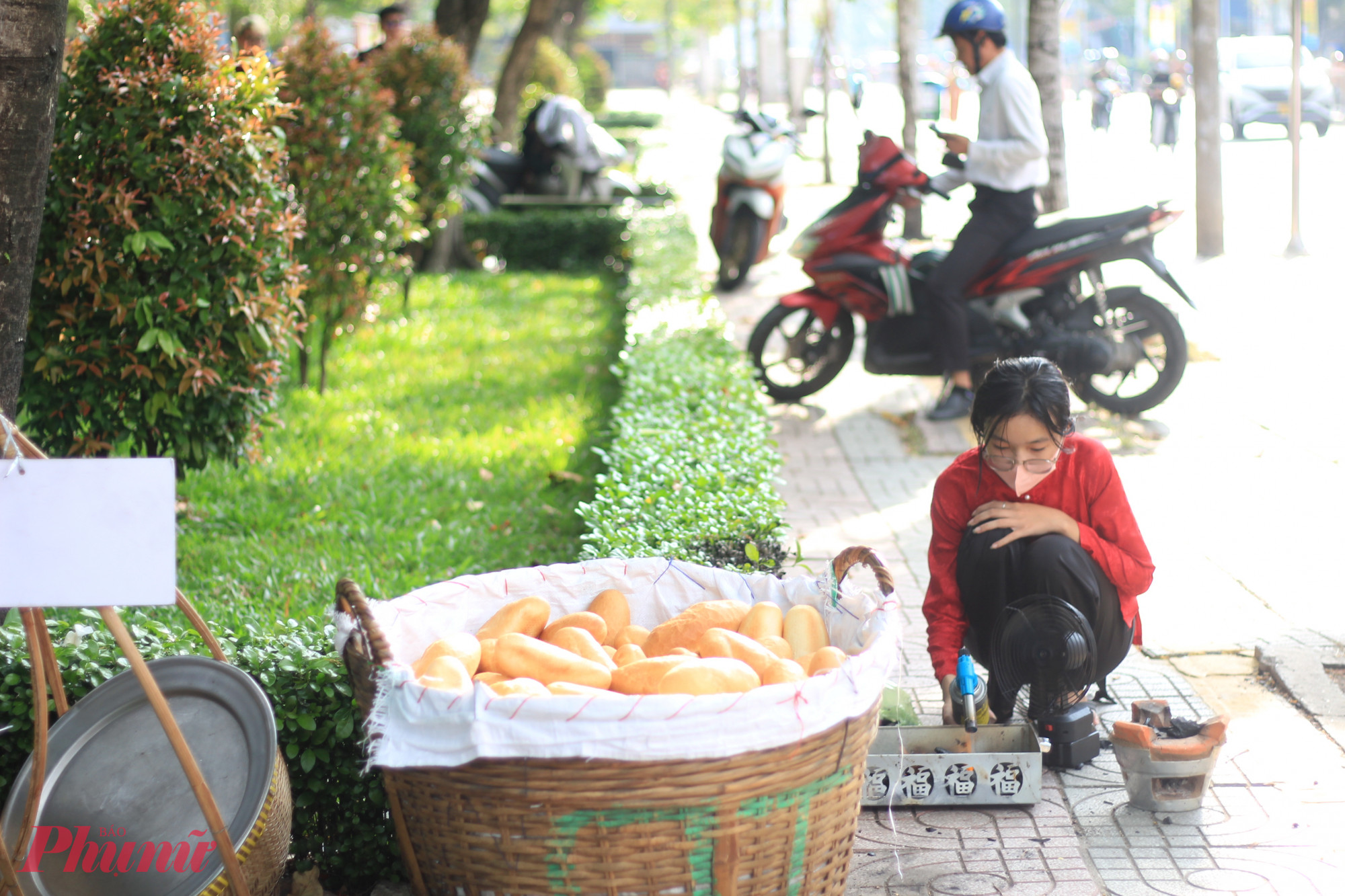 ban đBan đầu, tôi chỉ làm cho vui. Lúc đó, con gái tôi mới 20 tuổi, muốn tập bán hàng nhỏ. Tôi chế biến món ăn, để con đứng bán. Mỗi ngày bé bán được chừng 8 – 10 ổ. Tôi cũng không nghĩ gì nhiều.” Một ngày, có nhóm TikToker chuyên khám phá ẩm thực tình cờ đi ngang, ghé lại ăn thử và đăng clip giới thiệu. Chừng 2 ngày sau, khách kéo tới đông hơn hẳn. Mới đầu tưởng do mấy người quen giới thiệu, ai ngờ coi TikTok rồi rủ nhau tới ăn. Từ đó, gánh hàng nhỏ này mới thật sự đông khách, chị Chi nói.