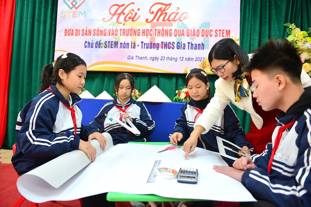 Học sinh Trường THCS Gia Thanh, tỉnh Phú Thọ trong giờ học STEM - qua di sản nón lá. Ảnh: Minh Nhật