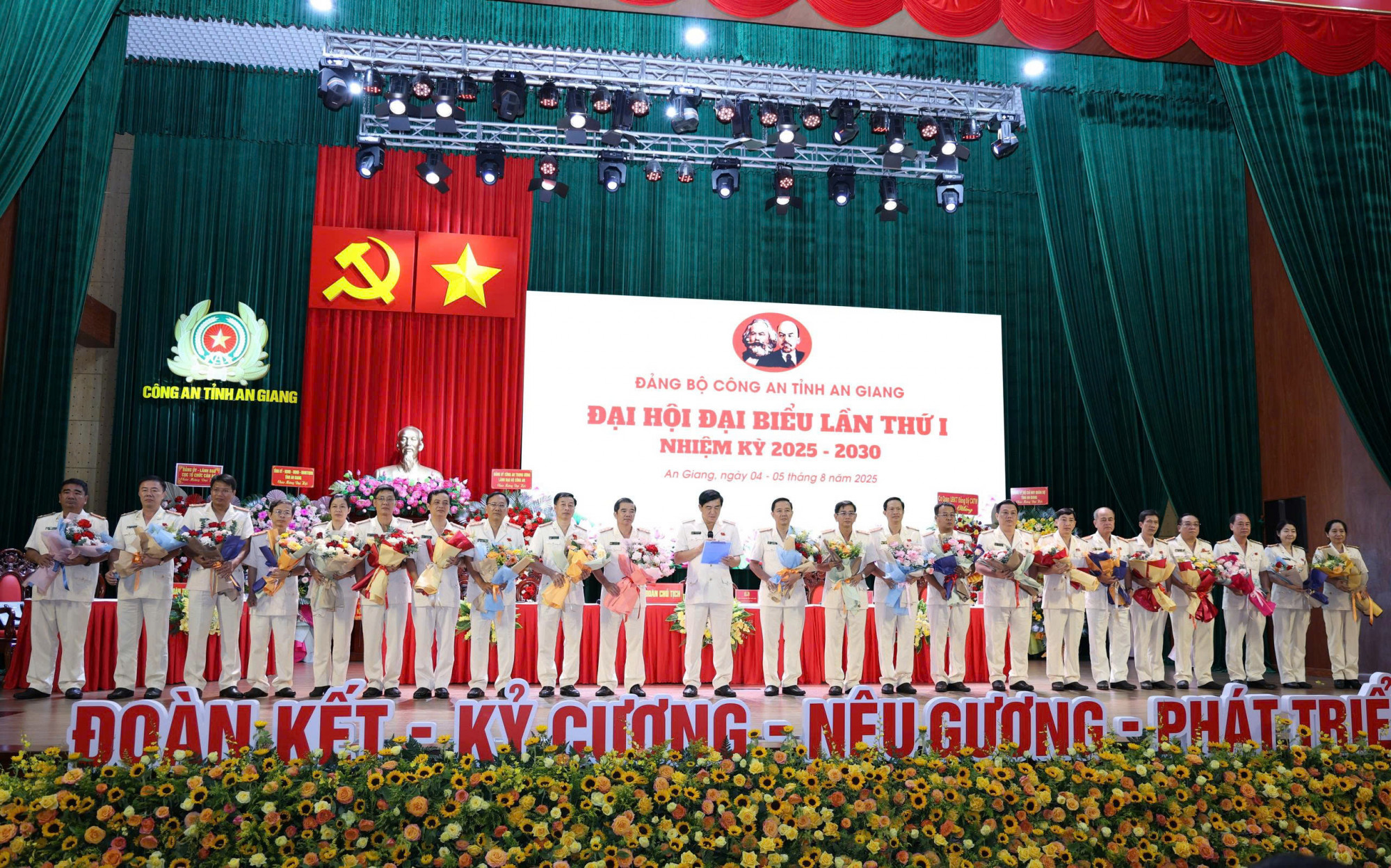 Ra mắt Ban Chấp hành Đảng bộ Công an tỉnh An Giang - Ảnh CACC