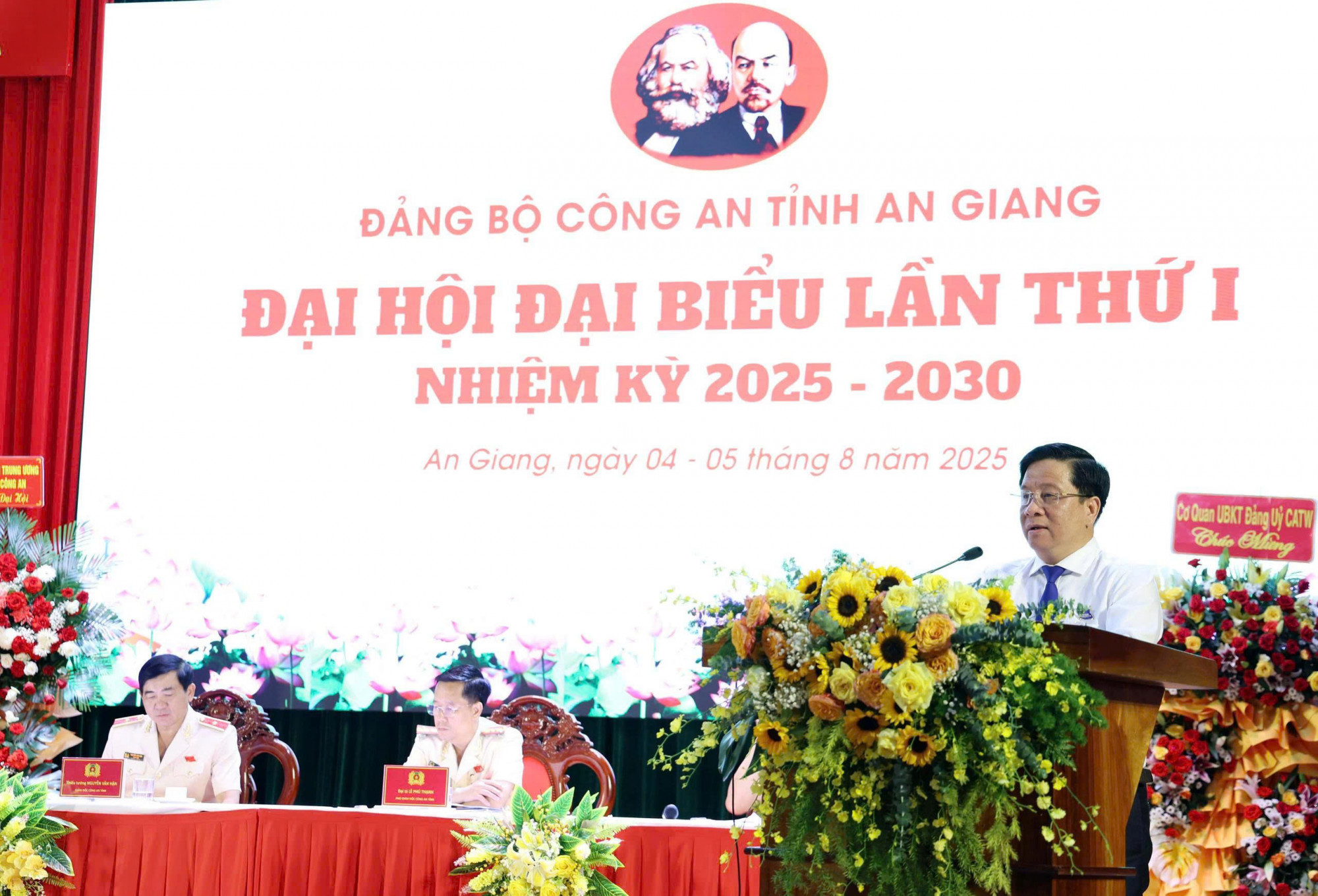 Ông Hồ Văn Mừng - Chủ tịch UBND tỉnh An Giang phát biểu chỉ đạo tại đại hội - Ảnh Tiến Dũng
