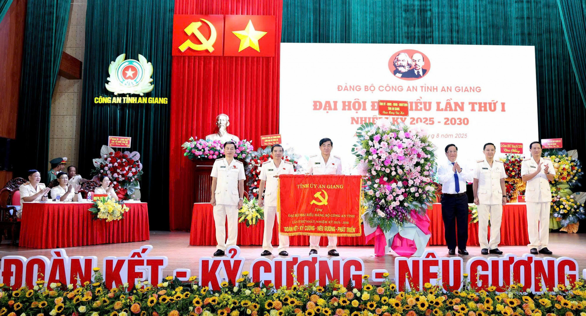 Ông Hồ Văn Mừng - Chủ tịch UBND tỉnh An Giang trao cờ thi đua cho Công an tỉnh An Giang - Ảnh Tiến Dũng