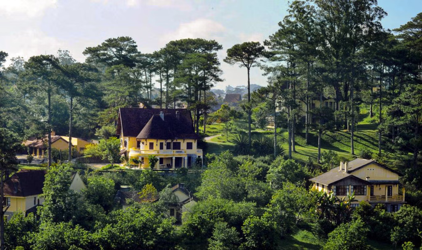 Đà Lạt: Từng được ví như “đứa con lai giữa Thụy Sĩ và Đông Nam Á”, Đà Lạt từ lâu đã là điểm đến yêu thích của các cặp đôi mới cưới tại Việt Nam. Thành phố nổi tiếng với khí hậu mát mẻ quanh năm, đồi núi trập trùng và những trái bơ chín mọng. Mang đậm dấu ấn kiến trúc Pháp từ thời thuộc địa, Đà Lạt còn thu hút du khách bởi văn hóa cà phê độc đáo, từ những quán nhỏ ven rừng đến món cà phê bơ đặc trưng. Tờ Independent cũng gợi ý du khách nên thử món 'pizza Đà Lạt' (bánh tráng nướng) được bán nhiều tại chợ đêm địa phương.