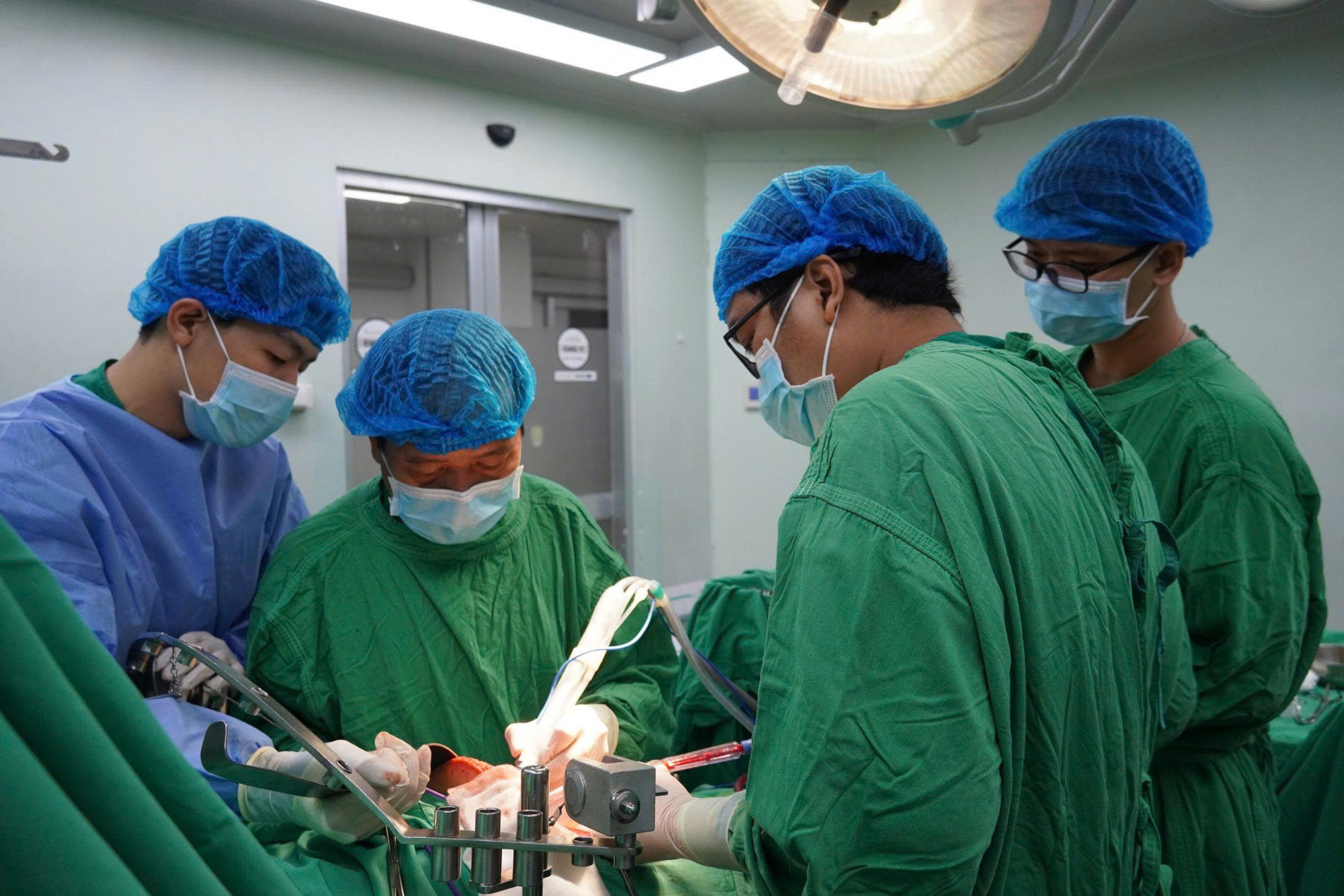 Các bác sĩ dao mổ siêu âm cắt gan cho bệnh nhân ung thư