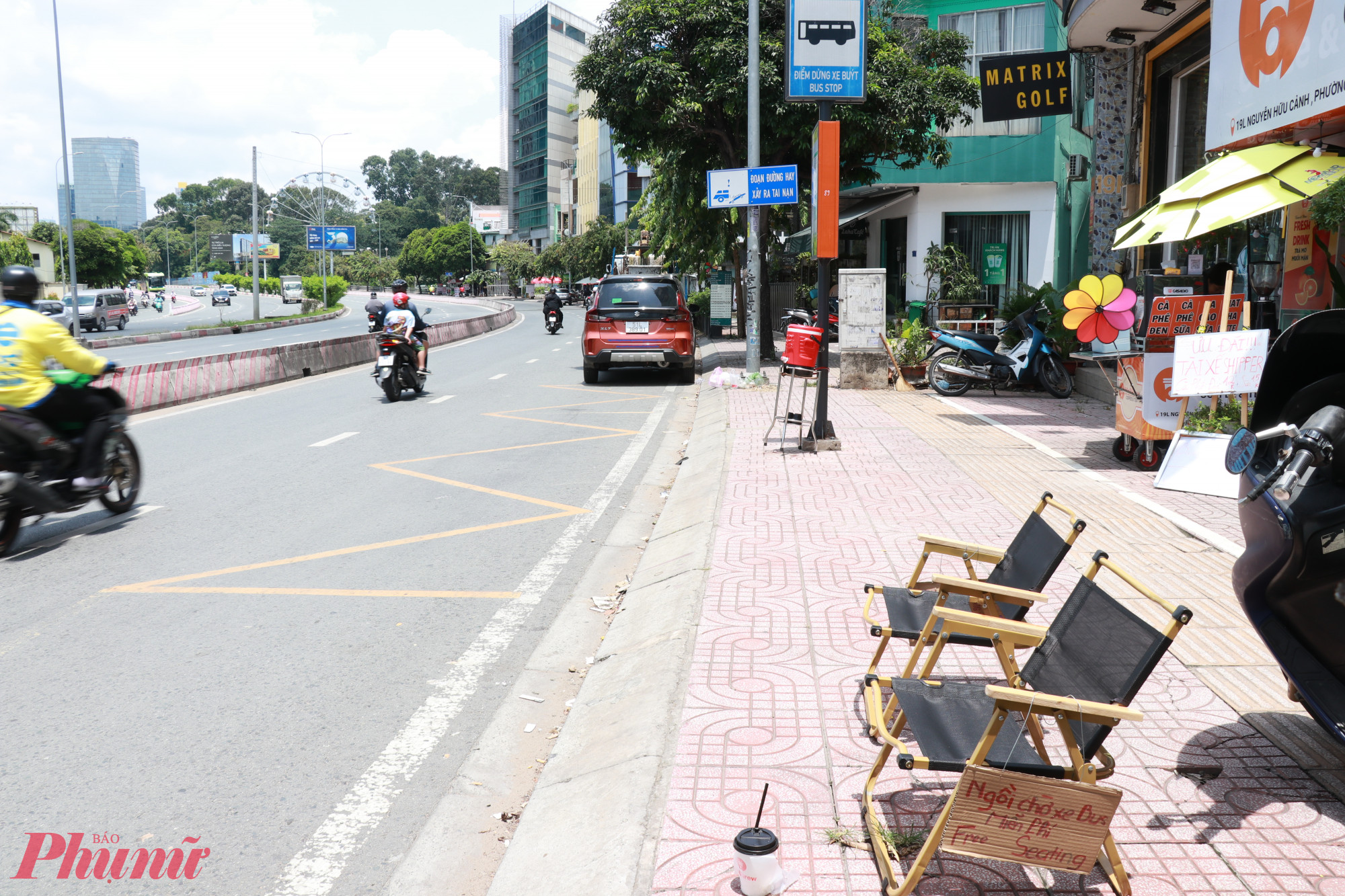 Không gian đợi chờ những chuyến xe bus của bà con được chủ cà phê đặt 2 chiếc ghế gỗ, hành động nhỏ nhưng ấm lòng 