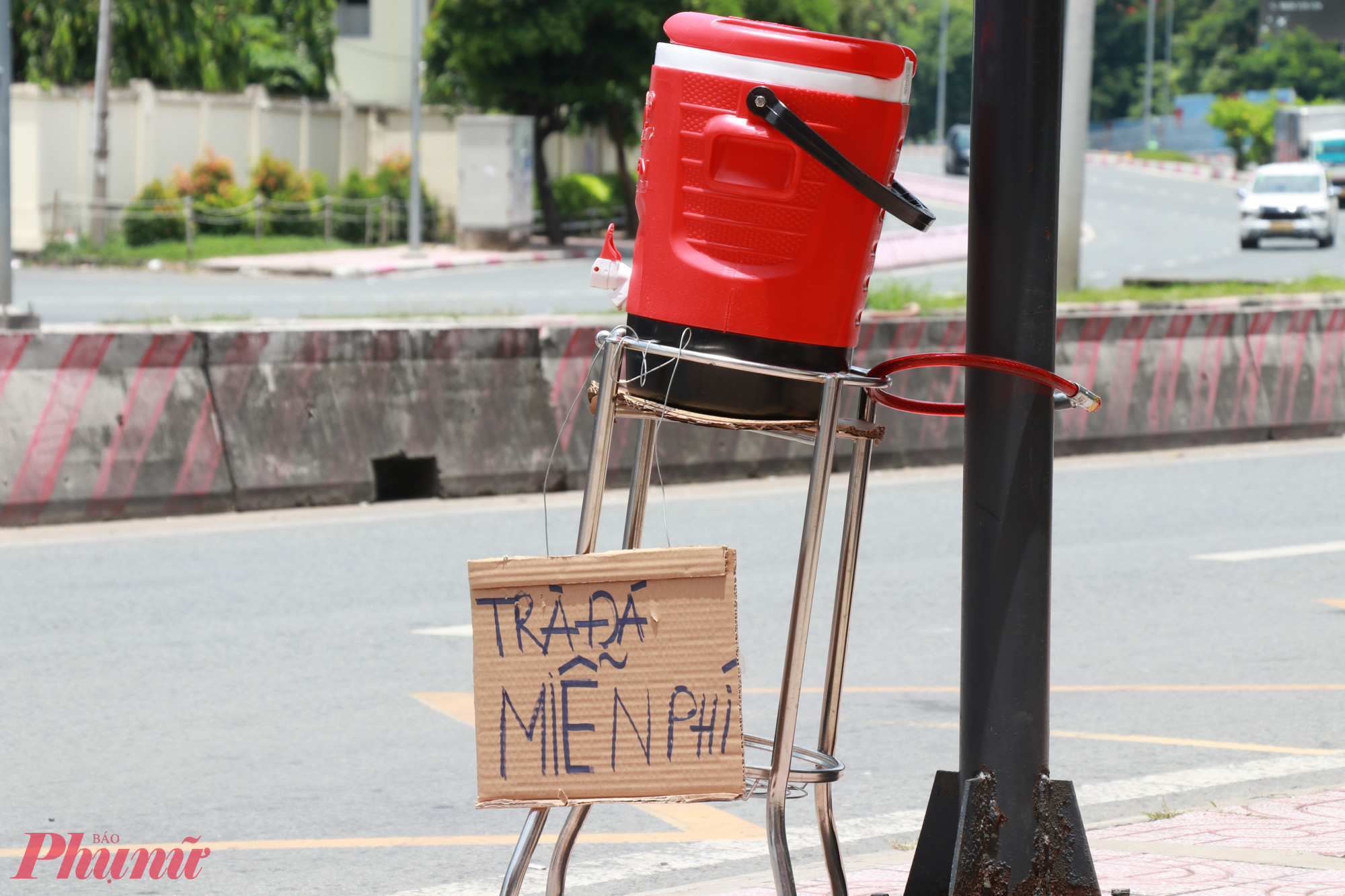 Anh Hoa cũng đặt thêm thùng trà đá miễn phí.Người dân đi qua quán cũng có thể dừng lại uống trà đá miễn phí.