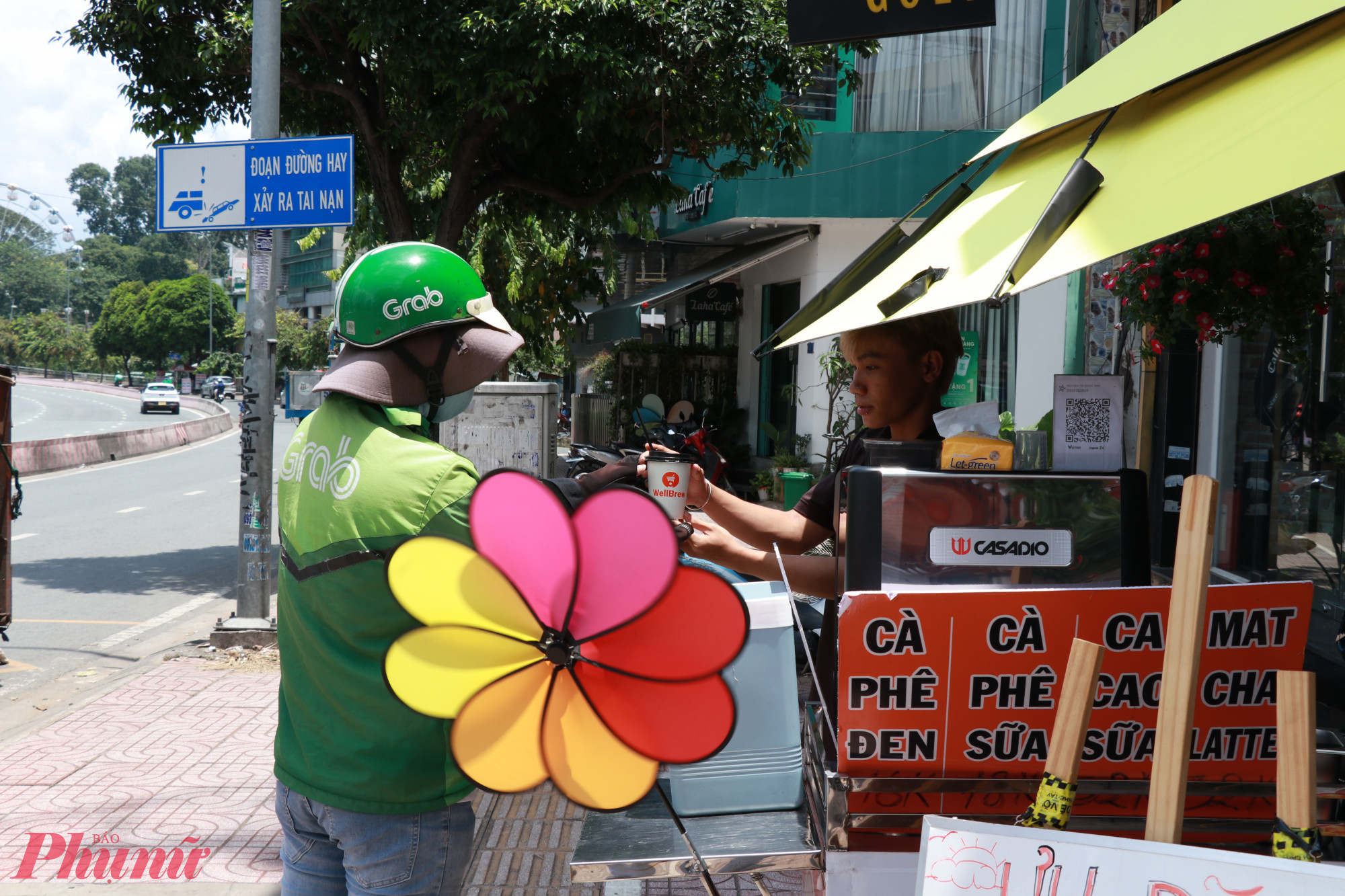 Anh Lê Đức Hoa – Nhân viên quán cà phê cho biết thêm: “ Việc dành giá ưu đãi cho các shipper để họ bớt thêm gánh nặng về kinh tế, họ cũng chạy xe khó khăn vất vả mưu sinh nên quán tôi cũng chuẩn bị một giá ưu đãi phù hợp với túi tiền họ”.