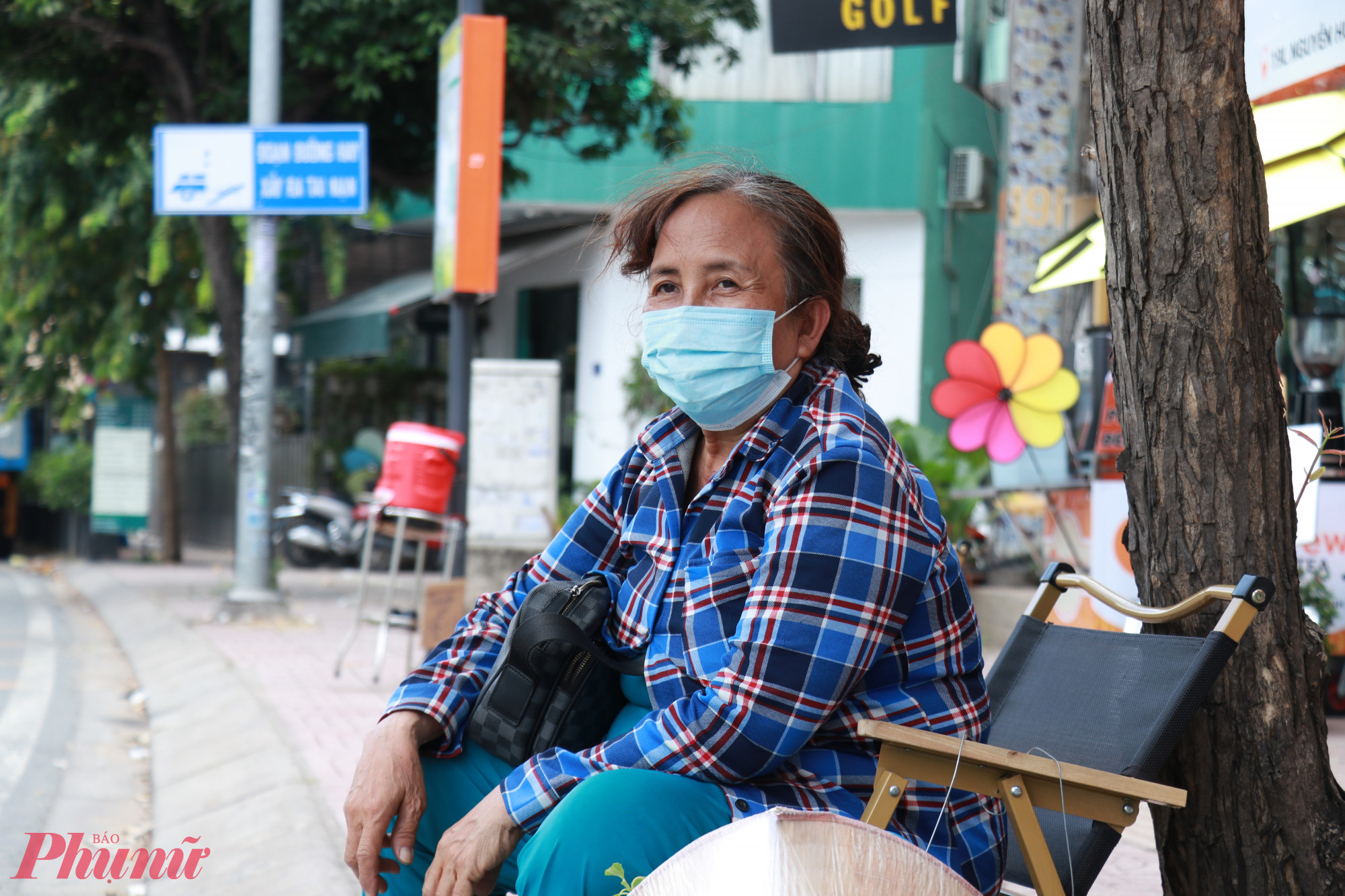 Cô bán vé số ngồi ghế đón xe trở về quận 7, cô chia sẻ: 'Quán cà phê vô cùng tử tế chuẩn bị ghế cho bà con đợi xe không bị mỏi chân, tôi rất hạnh phúc với hành động đẹp của quán'.