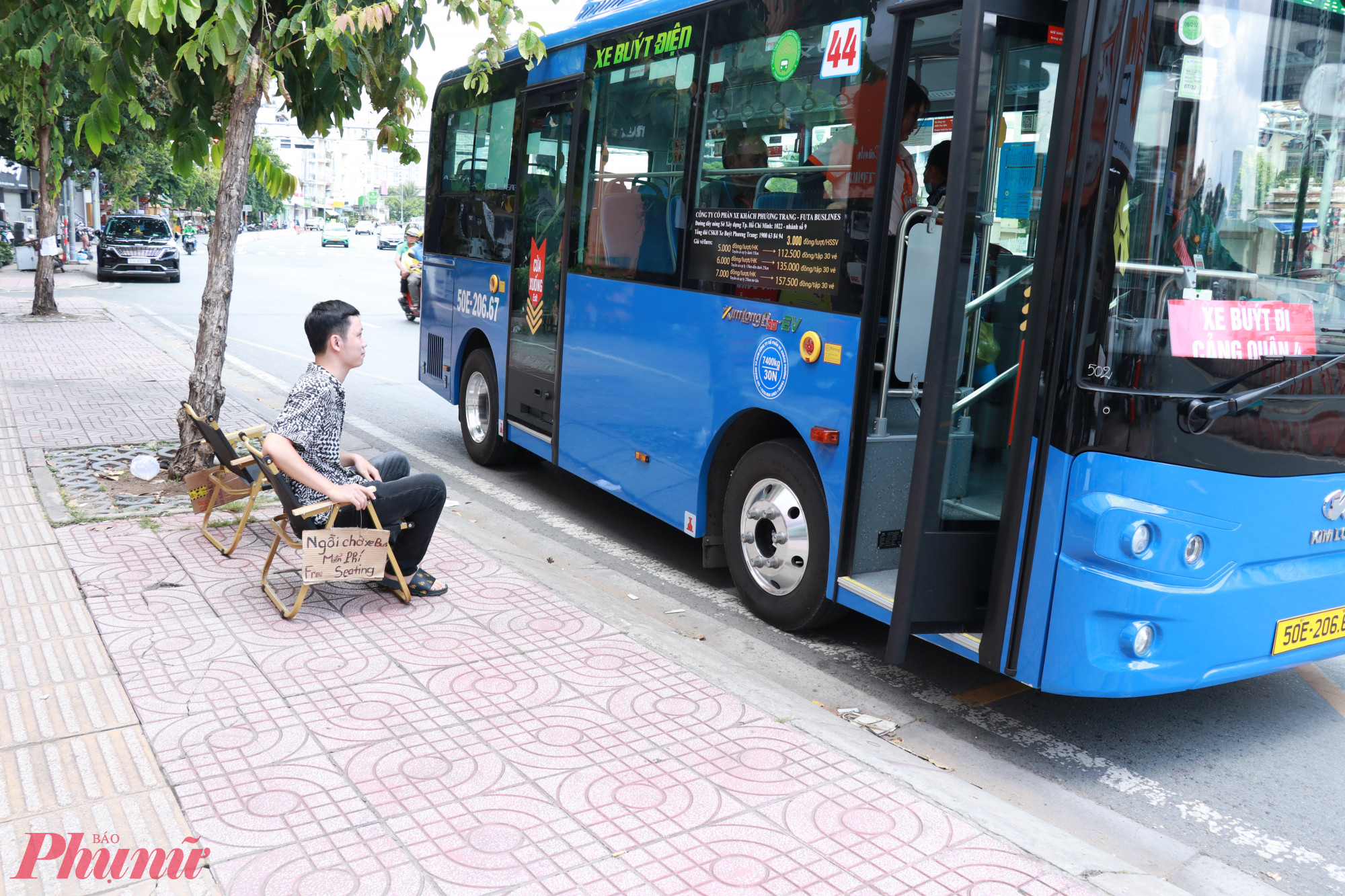 Hành khách ngồi ghế đợi những chuyến xe bus tiếp 