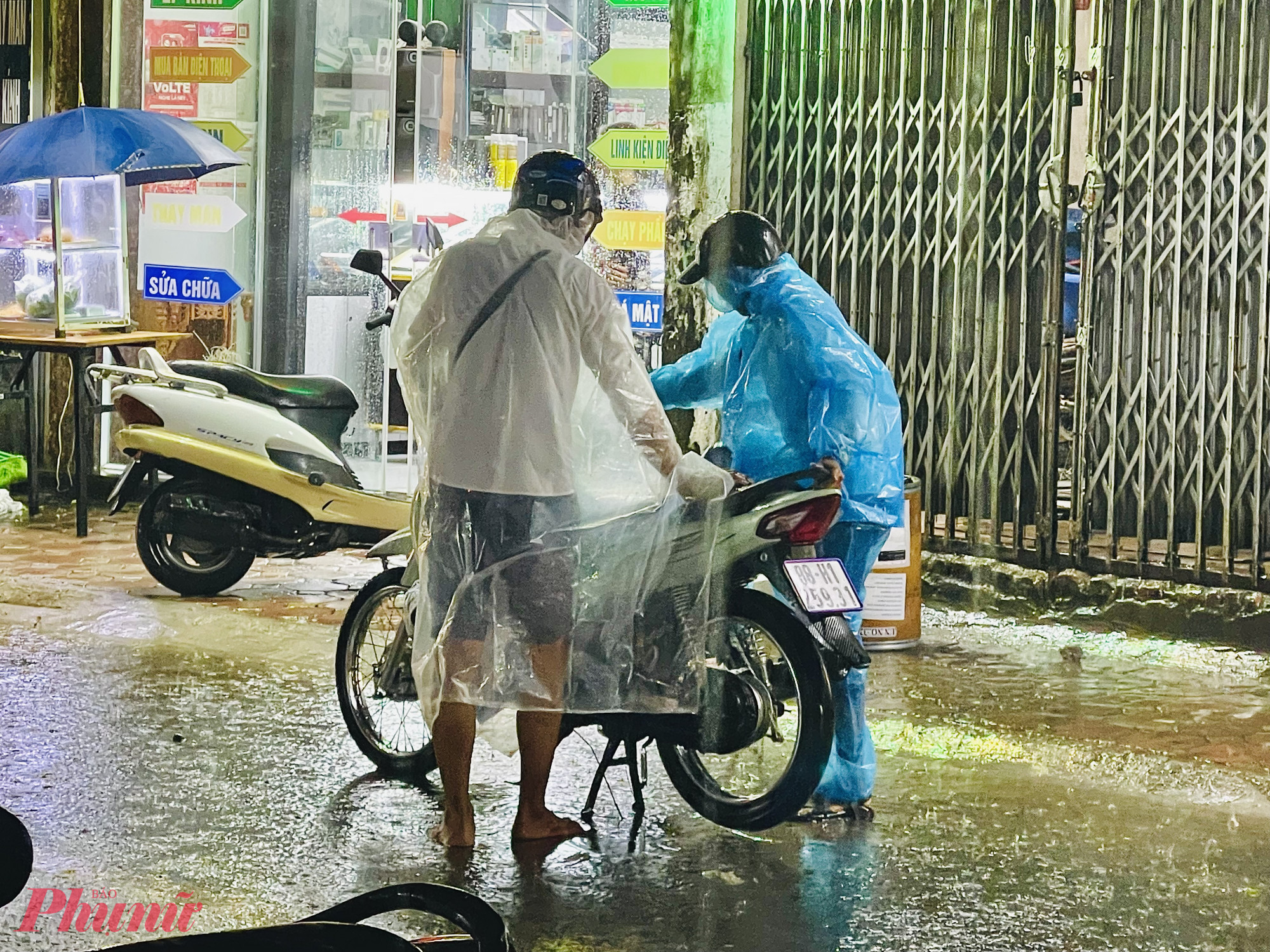 Rất nhiều phương tiện chết máy khi cố vượt qua dòng nước.
