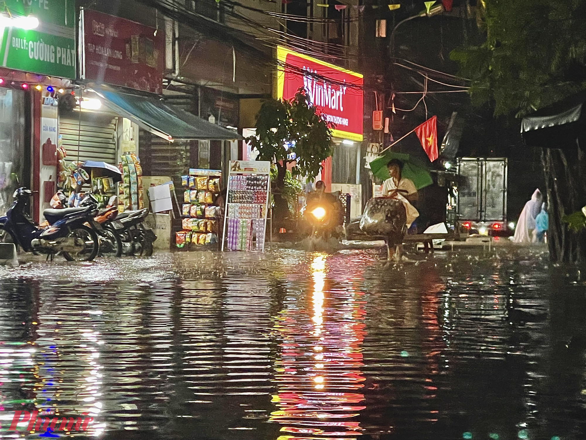 Một con ngõ tại phường Phú Thượng đã  ngập trong biển nước.