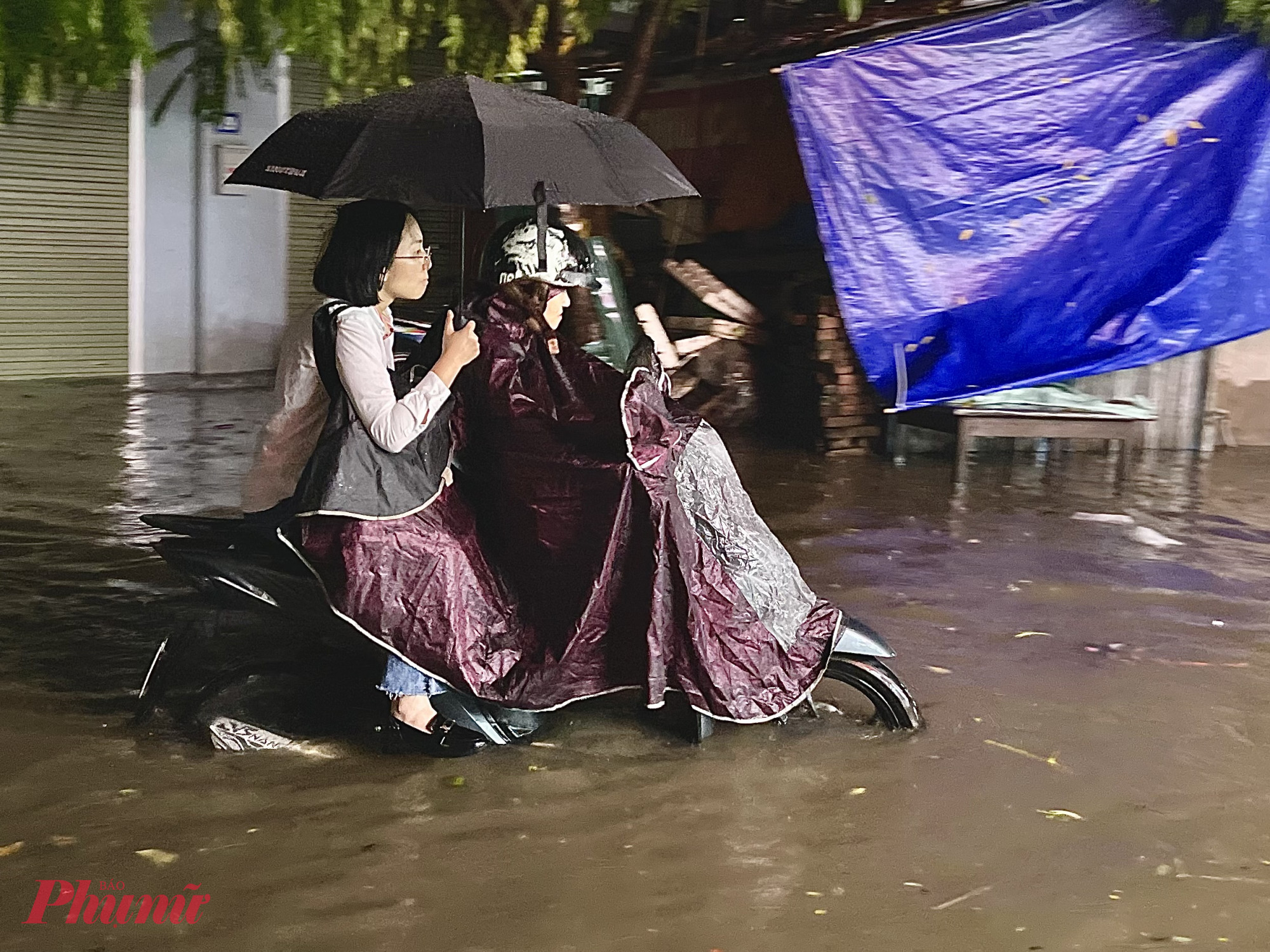 Các phương tiện khó khăn khi di chuyển qua nơi đây.