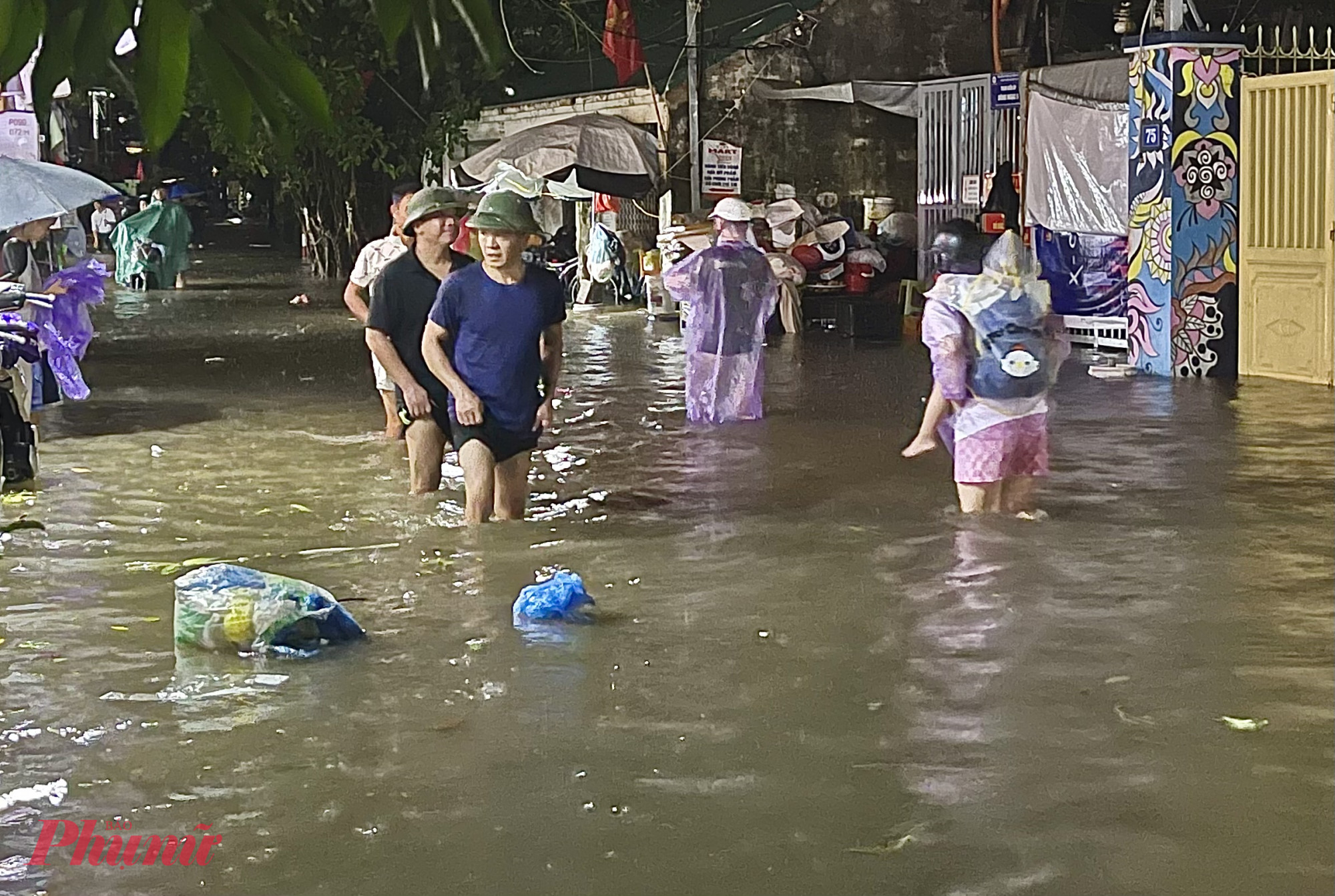 Mưa lớn, khu vực này chưa kịp thoát nước, người dân phải lội bì bõm đi lại.